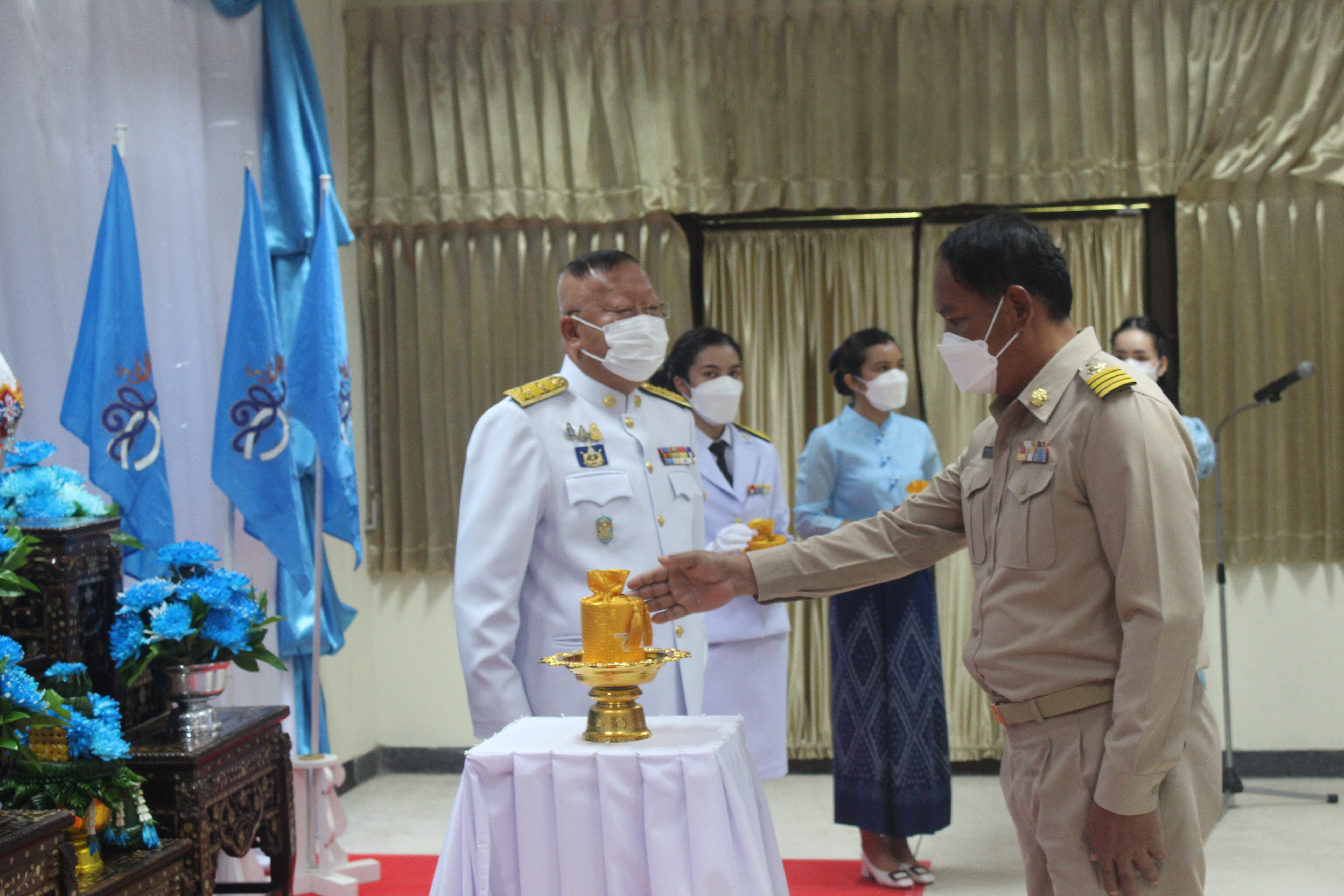 จังหวัดหนองคาย โดยสำนักงานพัฒนาชุมชนจังหวัดจังหวัดหนองคาย จัดพิธีมอบเงินพระราชทานขวัญถุงกองทุนแม่ของแผ่นดิน ประจำปี 2563 และมอบพระฉายาลักษณ์สมเด็จพระนางเจ้าสิริกิติ์ พระบรมราชินีนาถ พระบรมราชชนนีพันปีหลวง
