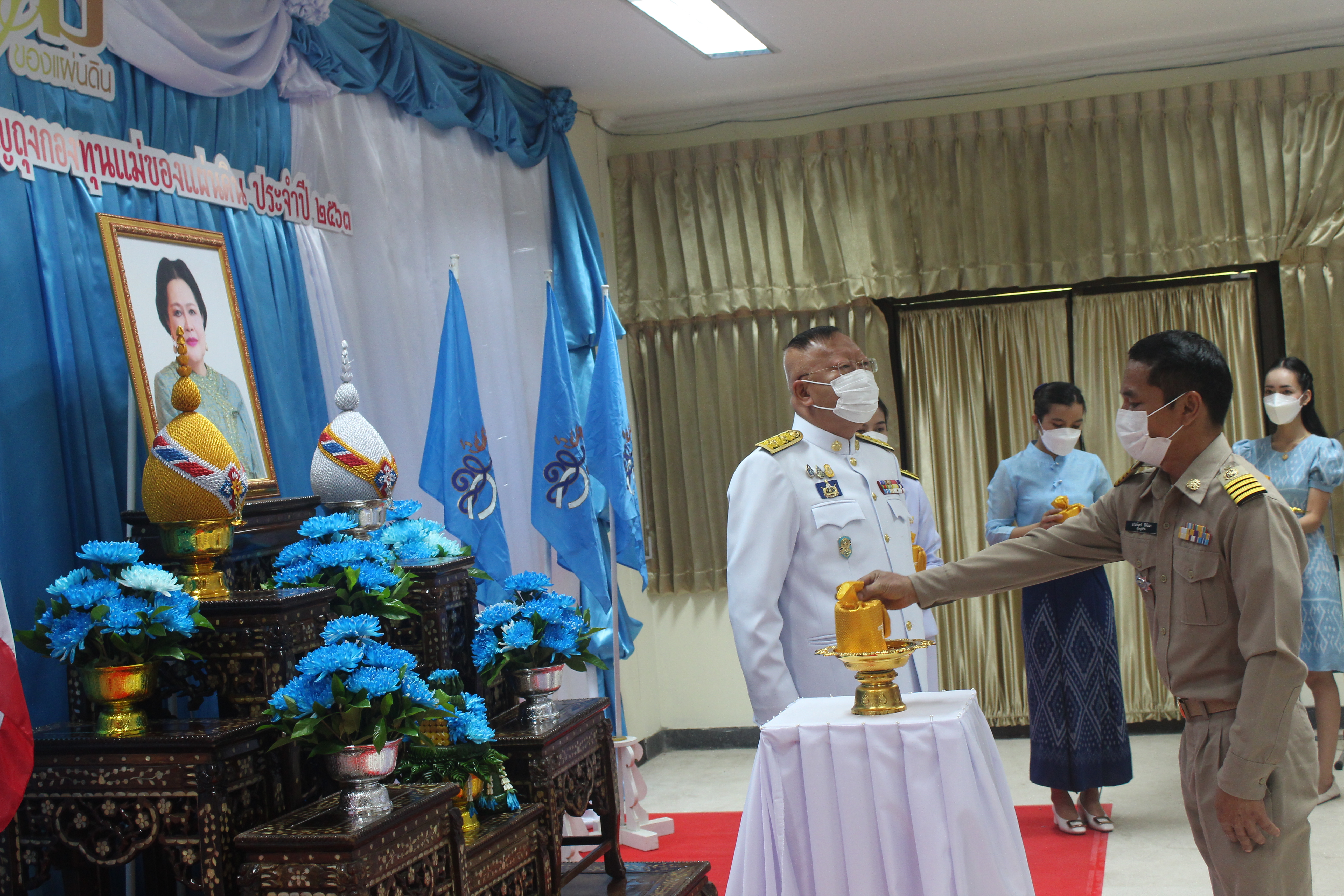 จังหวัดหนองคาย โดยสำนักงานพัฒนาชุมชนจังหวัดจังหวัดหนองคาย จัดพิธีมอบเงินพระราชทานขวัญถุงกองทุนแม่ของแผ่นดิน ประจำปี 2563 และมอบพระฉายาลักษณ์สมเด็จพระนางเจ้าสิริกิติ์ พระบรมราชินีนาถ พระบรมราชชนนีพันปีหลวง