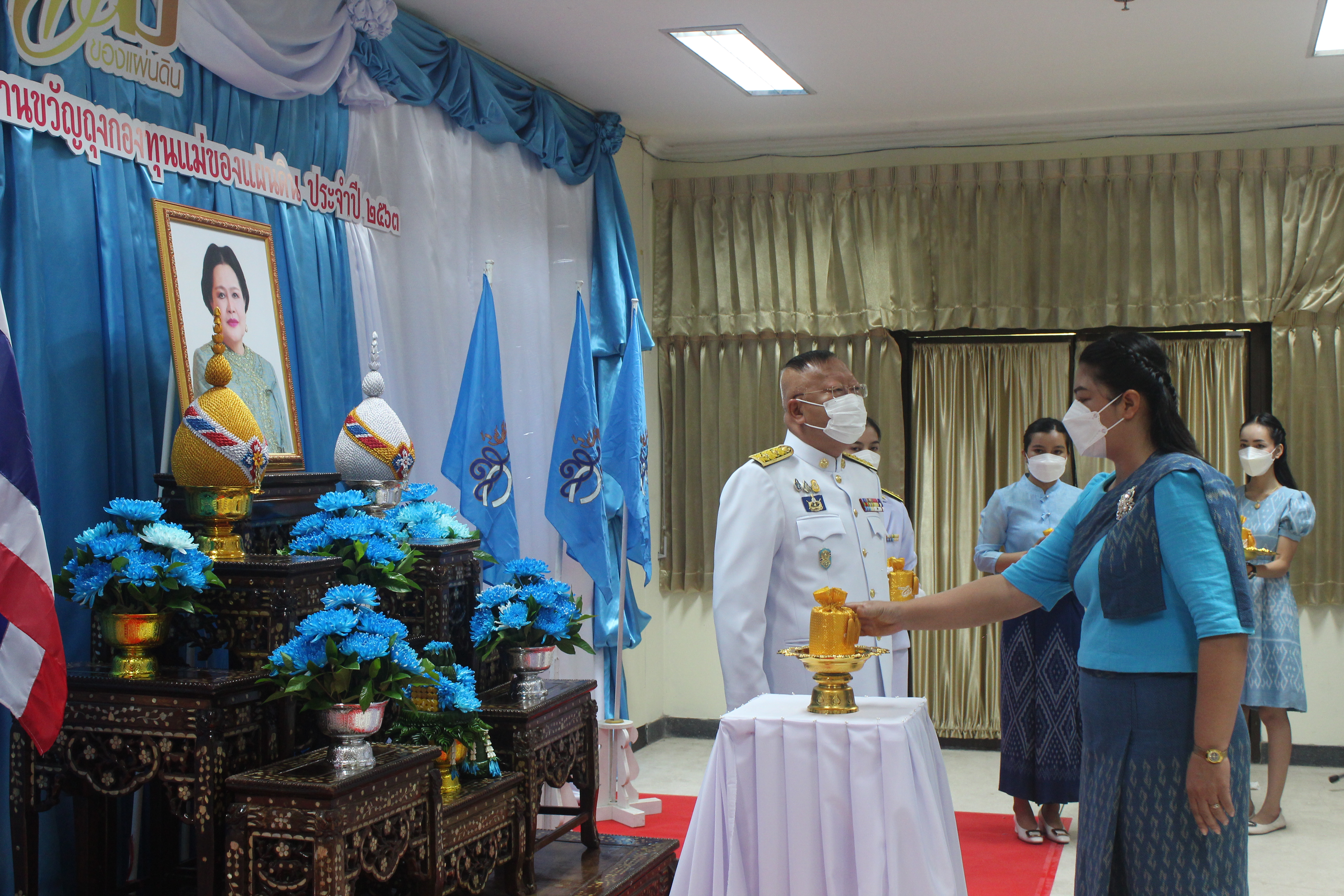 จังหวัดหนองคาย โดยสำนักงานพัฒนาชุมชนจังหวัดจังหวัดหนองคาย จัดพิธีมอบเงินพระราชทานขวัญถุงกองทุนแม่ของแผ่นดิน ประจำปี 2563 และมอบพระฉายาลักษณ์สมเด็จพระนางเจ้าสิริกิติ์ พระบรมราชินีนาถ พระบรมราชชนนีพันปีหลวง