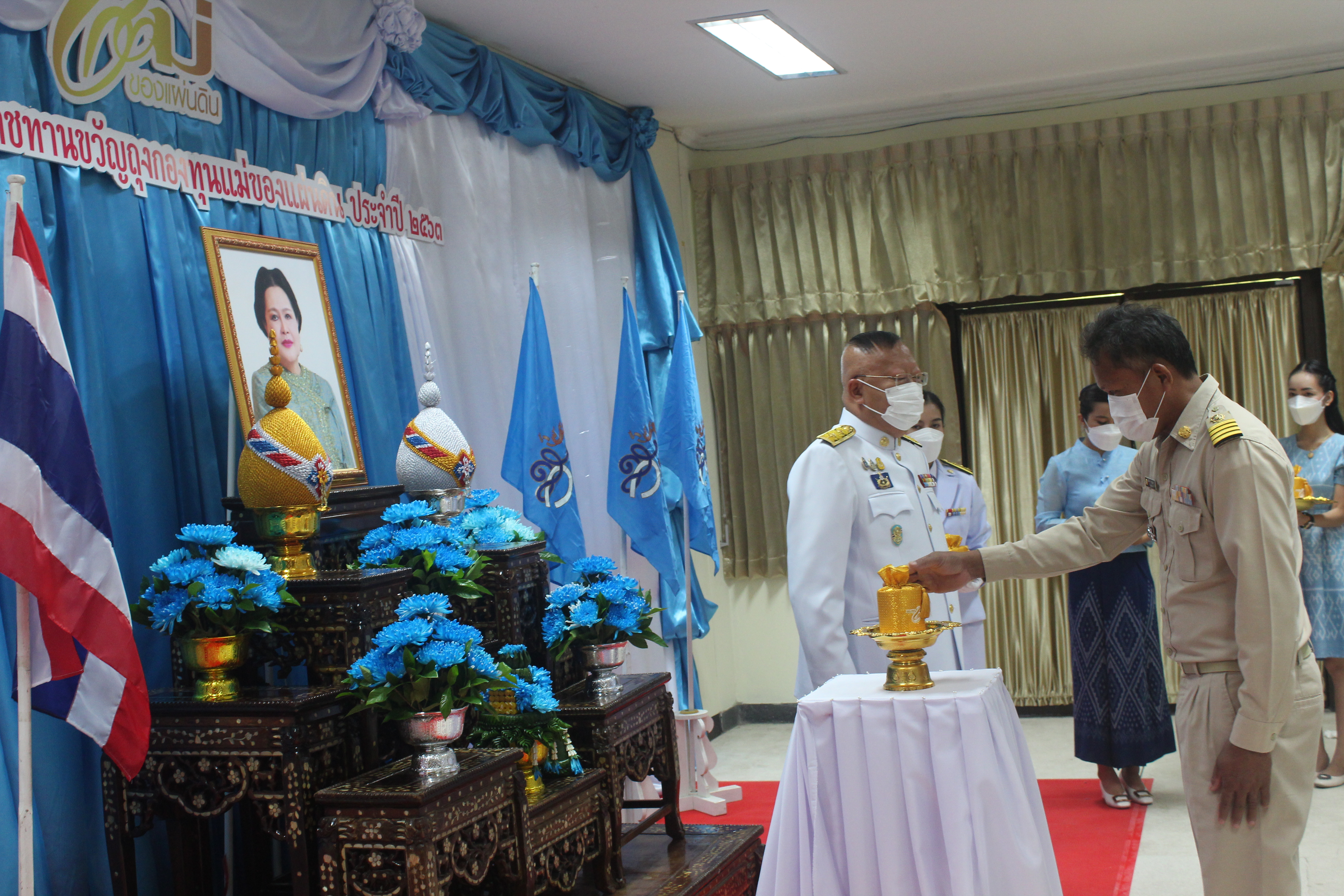 จังหวัดหนองคาย โดยสำนักงานพัฒนาชุมชนจังหวัดจังหวัดหนองคาย จัดพิธีมอบเงินพระราชทานขวัญถุงกองทุนแม่ของแผ่นดิน ประจำปี 2563 และมอบพระฉายาลักษณ์สมเด็จพระนางเจ้าสิริกิติ์ พระบรมราชินีนาถ พระบรมราชชนนีพันปีหลวง