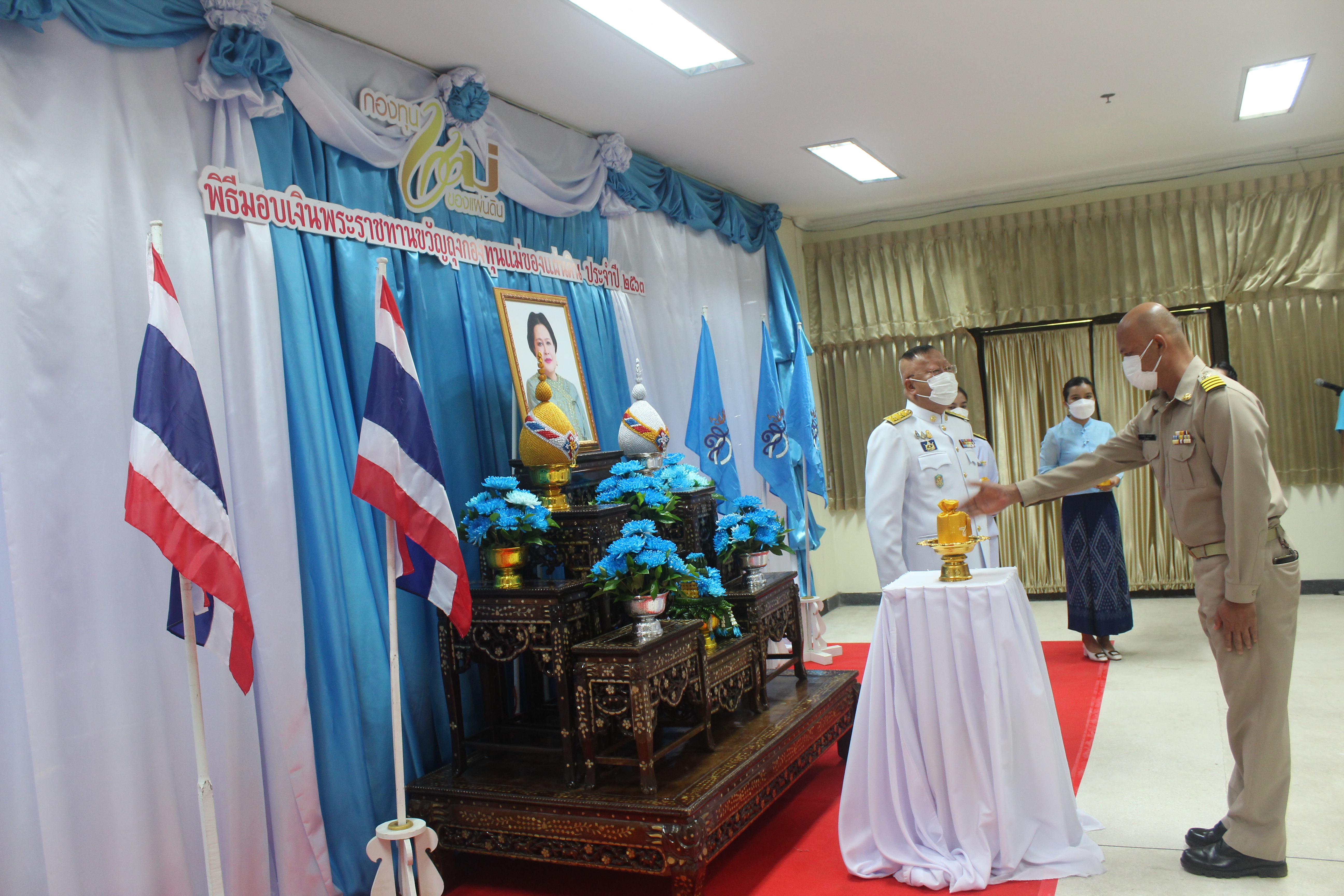 จังหวัดหนองคาย โดยสำนักงานพัฒนาชุมชนจังหวัดจังหวัดหนองคาย จัดพิธีมอบเงินพระราชทานขวัญถุงกองทุนแม่ของแผ่นดิน ประจำปี 2563 และมอบพระฉายาลักษณ์สมเด็จพระนางเจ้าสิริกิติ์ พระบรมราชินีนาถ พระบรมราชชนนีพันปีหลวง