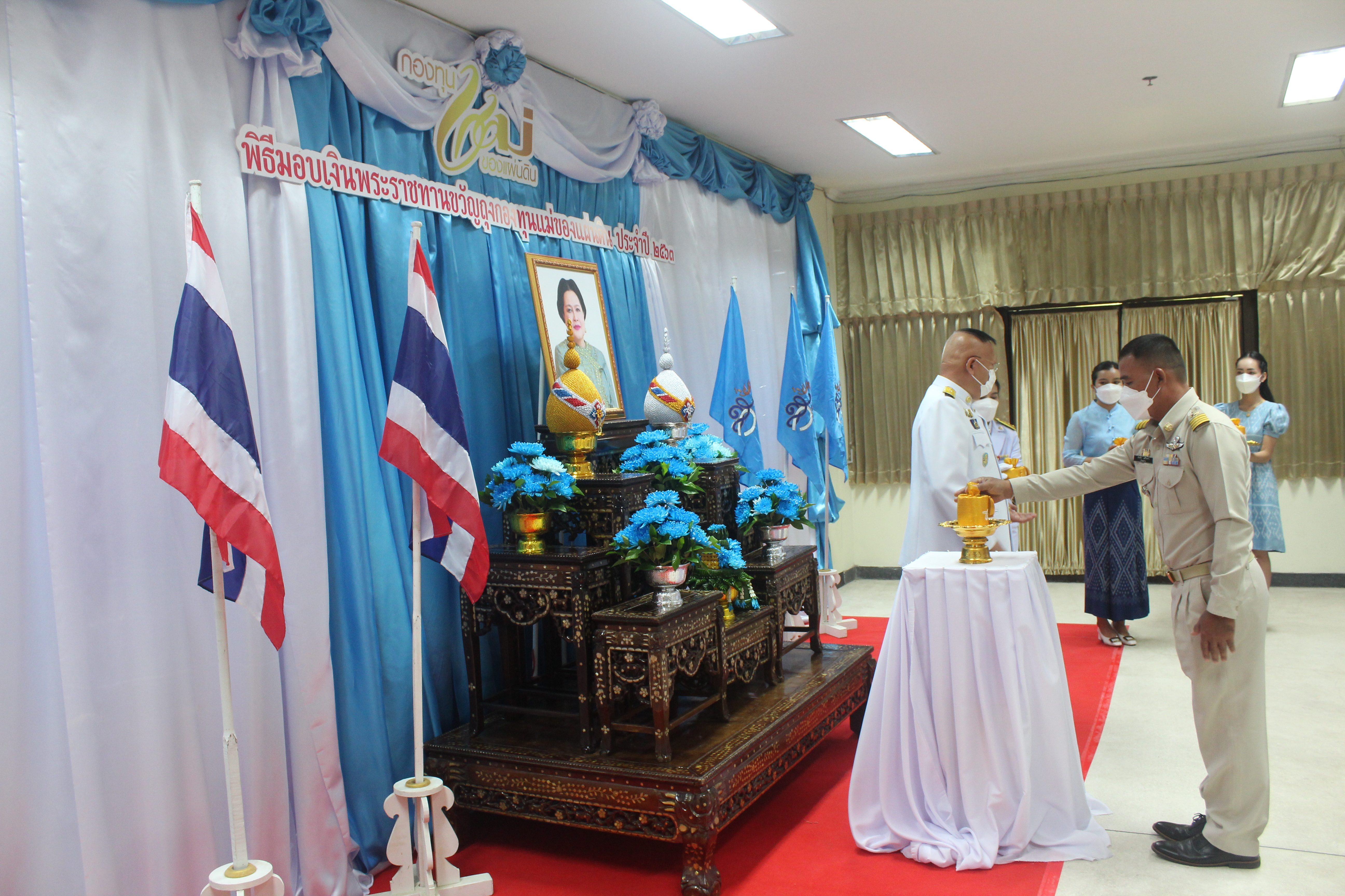 จังหวัดหนองคาย โดยสำนักงานพัฒนาชุมชนจังหวัดจังหวัดหนองคาย จัดพิธีมอบเงินพระราชทานขวัญถุงกองทุนแม่ของแผ่นดิน ประจำปี 2563 และมอบพระฉายาลักษณ์สมเด็จพระนางเจ้าสิริกิติ์ พระบรมราชินีนาถ พระบรมราชชนนีพันปีหลวง