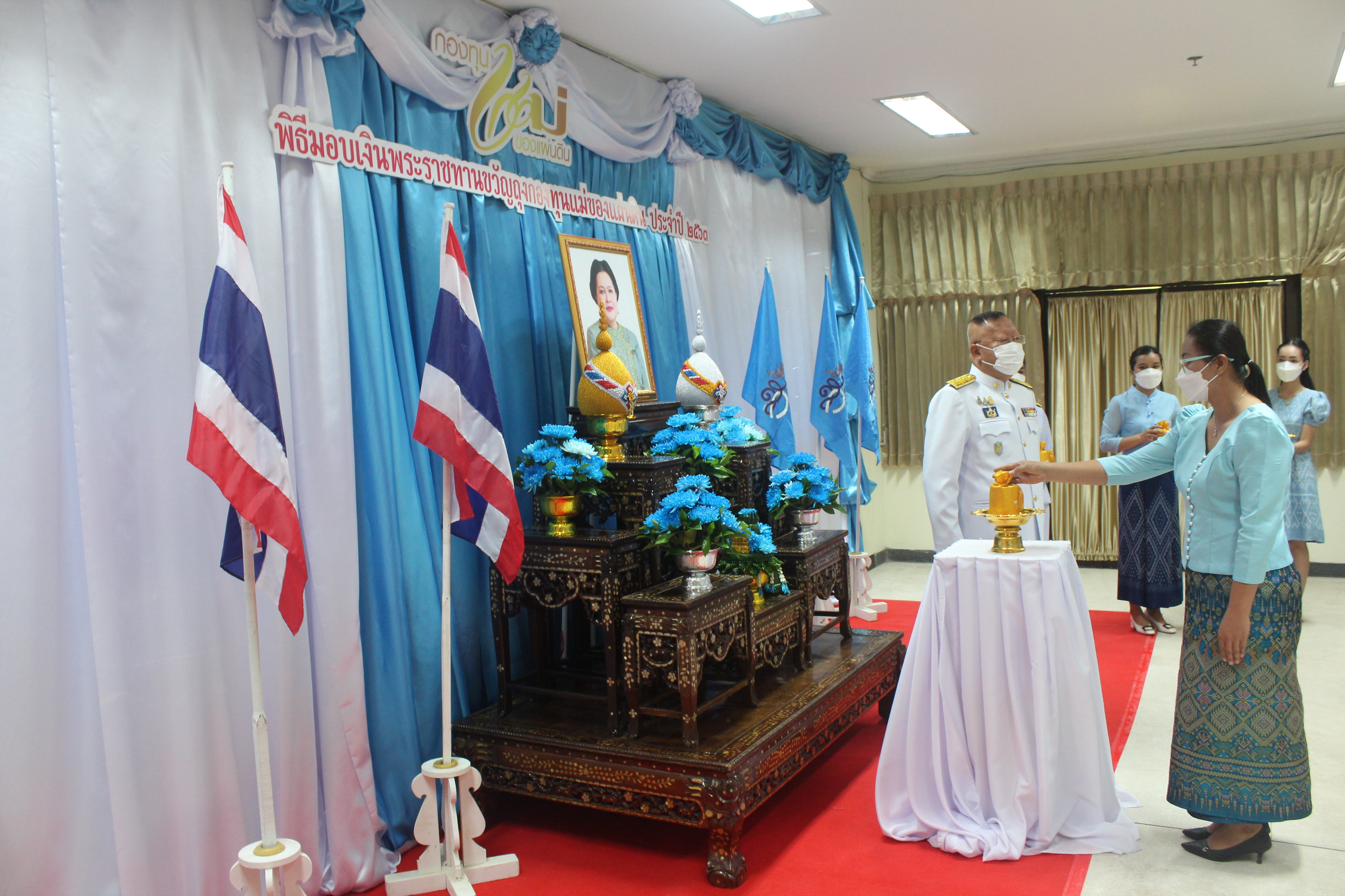 จังหวัดหนองคาย โดยสำนักงานพัฒนาชุมชนจังหวัดจังหวัดหนองคาย จัดพิธีมอบเงินพระราชทานขวัญถุงกองทุนแม่ของแผ่นดิน ประจำปี 2563 และมอบพระฉายาลักษณ์สมเด็จพระนางเจ้าสิริกิติ์ พระบรมราชินีนาถ พระบรมราชชนนีพันปีหลวง