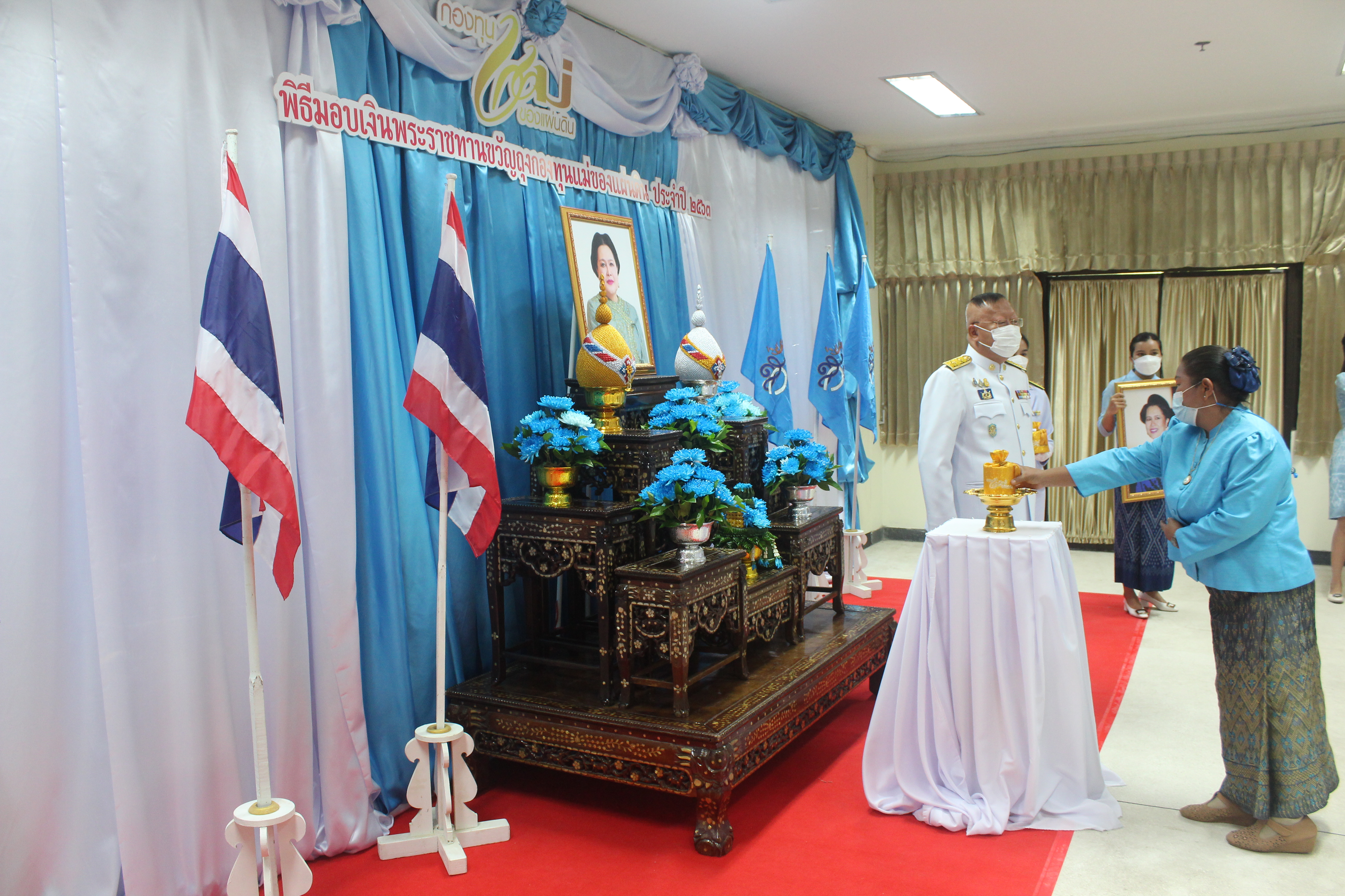 จังหวัดหนองคาย โดยสำนักงานพัฒนาชุมชนจังหวัดจังหวัดหนองคาย จัดพิธีมอบเงินพระราชทานขวัญถุงกองทุนแม่ของแผ่นดิน ประจำปี 2563 และมอบพระฉายาลักษณ์สมเด็จพระนางเจ้าสิริกิติ์ พระบรมราชินีนาถ พระบรมราชชนนีพันปีหลวง