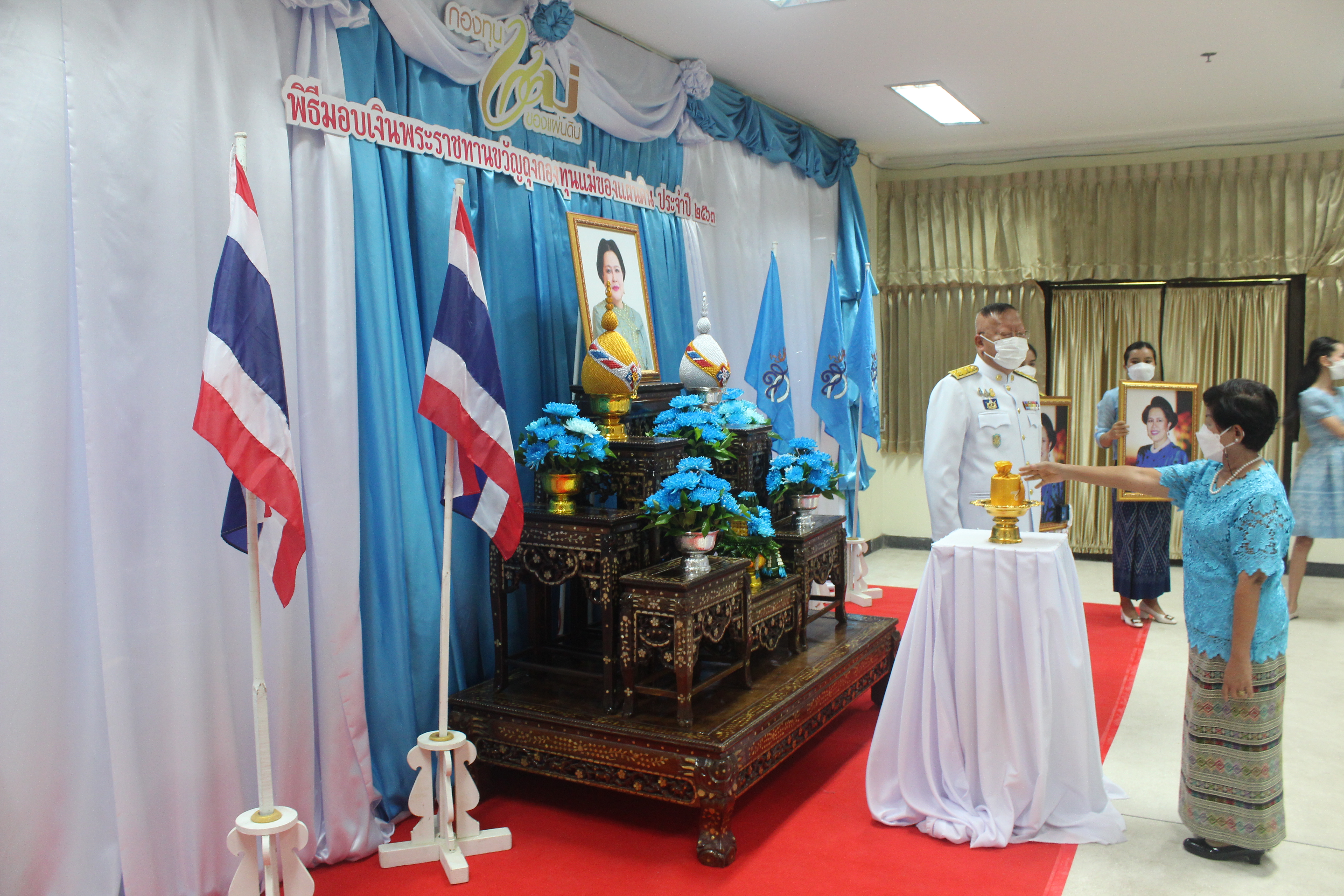 จังหวัดหนองคาย โดยสำนักงานพัฒนาชุมชนจังหวัดจังหวัดหนองคาย จัดพิธีมอบเงินพระราชทานขวัญถุงกองทุนแม่ของแผ่นดิน ประจำปี 2563 และมอบพระฉายาลักษณ์สมเด็จพระนางเจ้าสิริกิติ์ พระบรมราชินีนาถ พระบรมราชชนนีพันปีหลวง