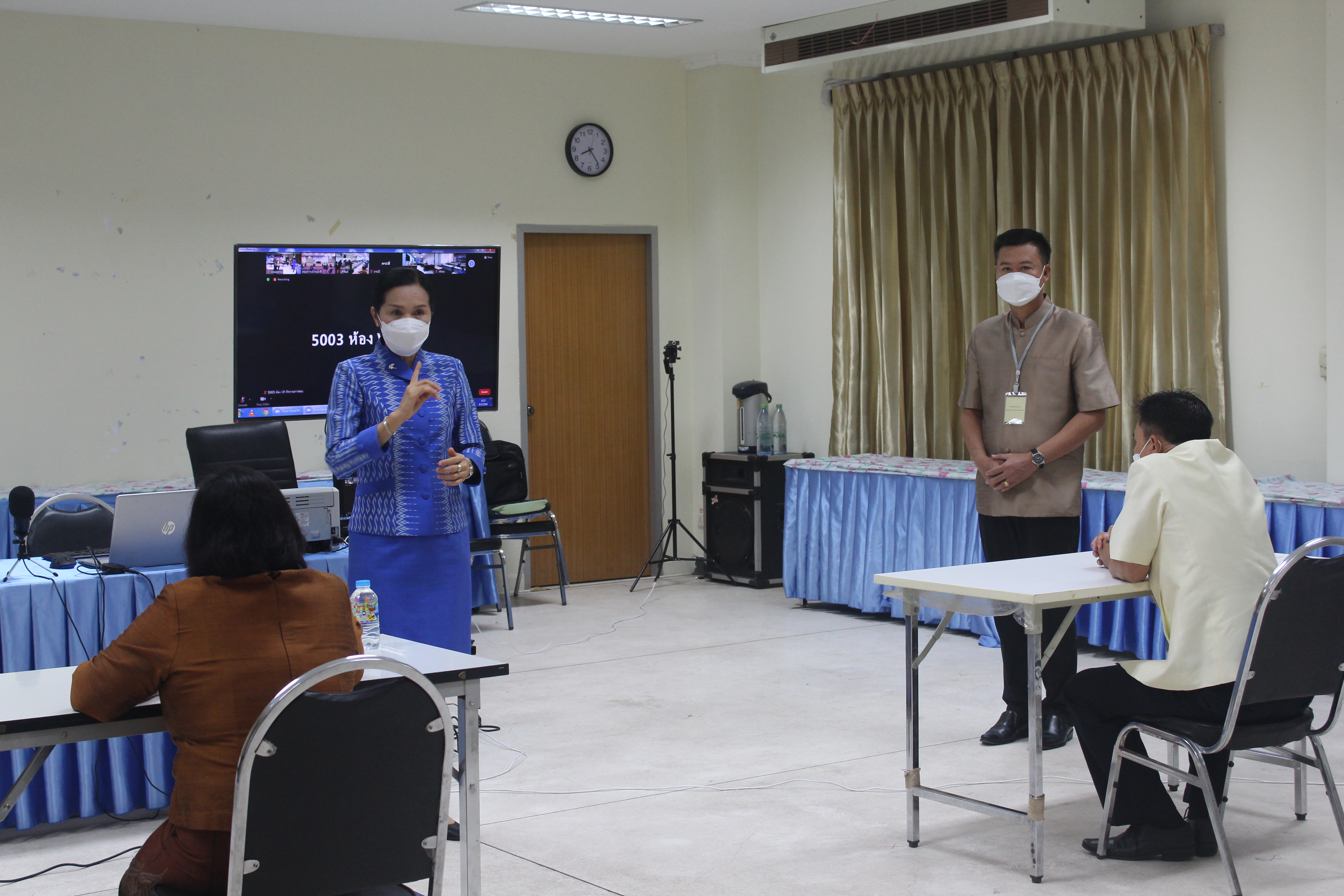พช.หนองคาย ดำเนินการคัดเลือกบุคคลเข้ารับการประเมินผลงานภาคความรู้ความสามารถทางวิชาการ(สอบข้อเขียน)เพื่อเลื่อนขึ้นแต่งตั้งให้ดำรงตำแหน่งประเภทวิชาการ ระดับชำนาญการพิเศษ ตำแหน่ง ผู้อำนวยการกลุ่มงานประสานและสนับสนุนการบริหารงานพัฒนาชุมชน กรมการพัฒนาชุมชนประจำปีงบประมาณ พ.ศ.2564 โดยผ่านระบบ Zoom Cloud Meetings