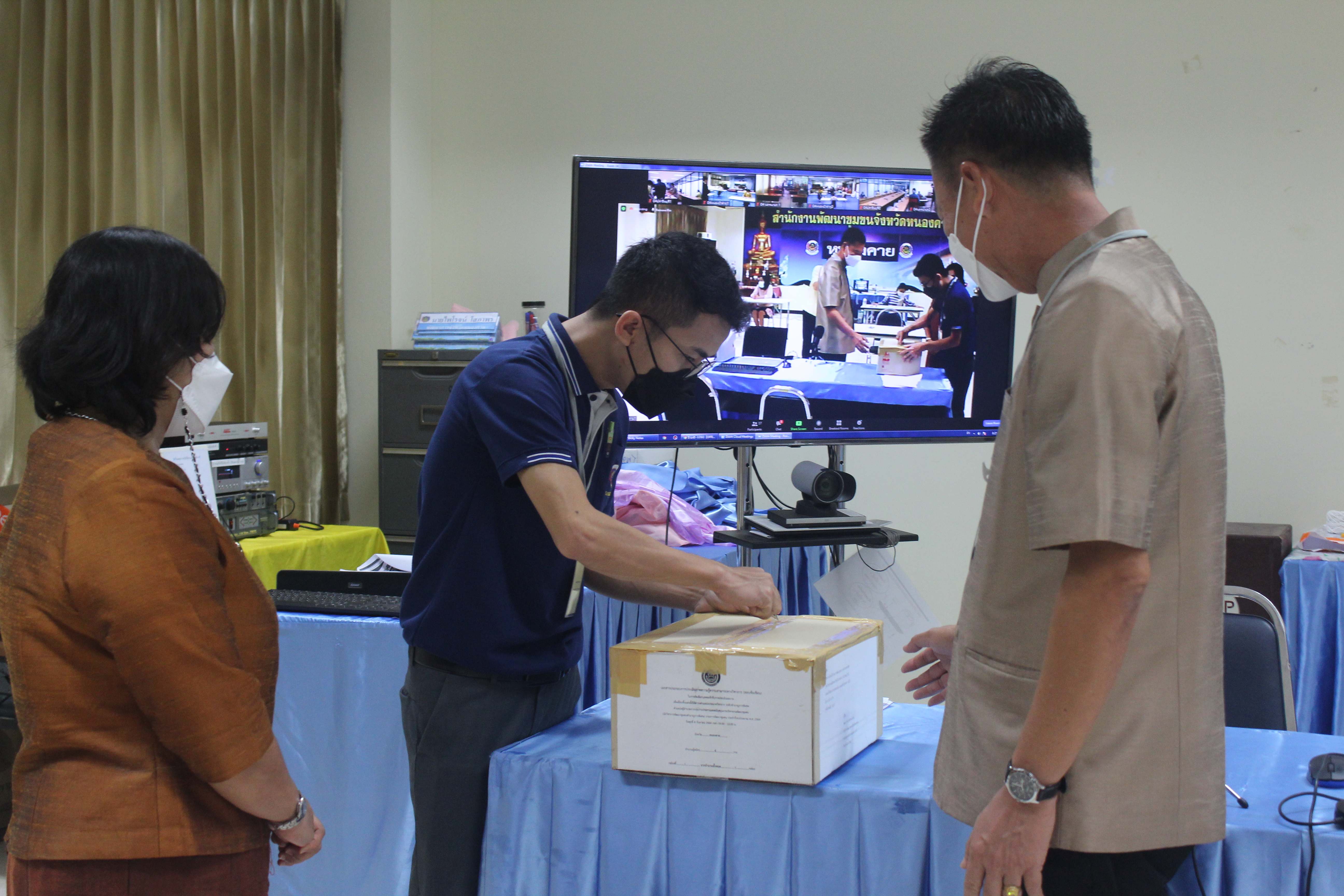 พช.หนองคาย ดำเนินการคัดเลือกบุคคลเข้ารับการประเมินผลงานภาคความรู้ความสามารถทางวิชาการ(สอบข้อเขียน)เพื่อเลื่อนขึ้นแต่งตั้งให้ดำรงตำแหน่งประเภทวิชาการ ระดับชำนาญการพิเศษ ตำแหน่ง ผู้อำนวยการกลุ่มงานประสานและสนับสนุนการบริหารงานพัฒนาชุมชน กรมการพัฒนาชุมชนประจำปีงบประมาณ พ.ศ.2564 โดยผ่านระบบ Zoom Cloud Meetings