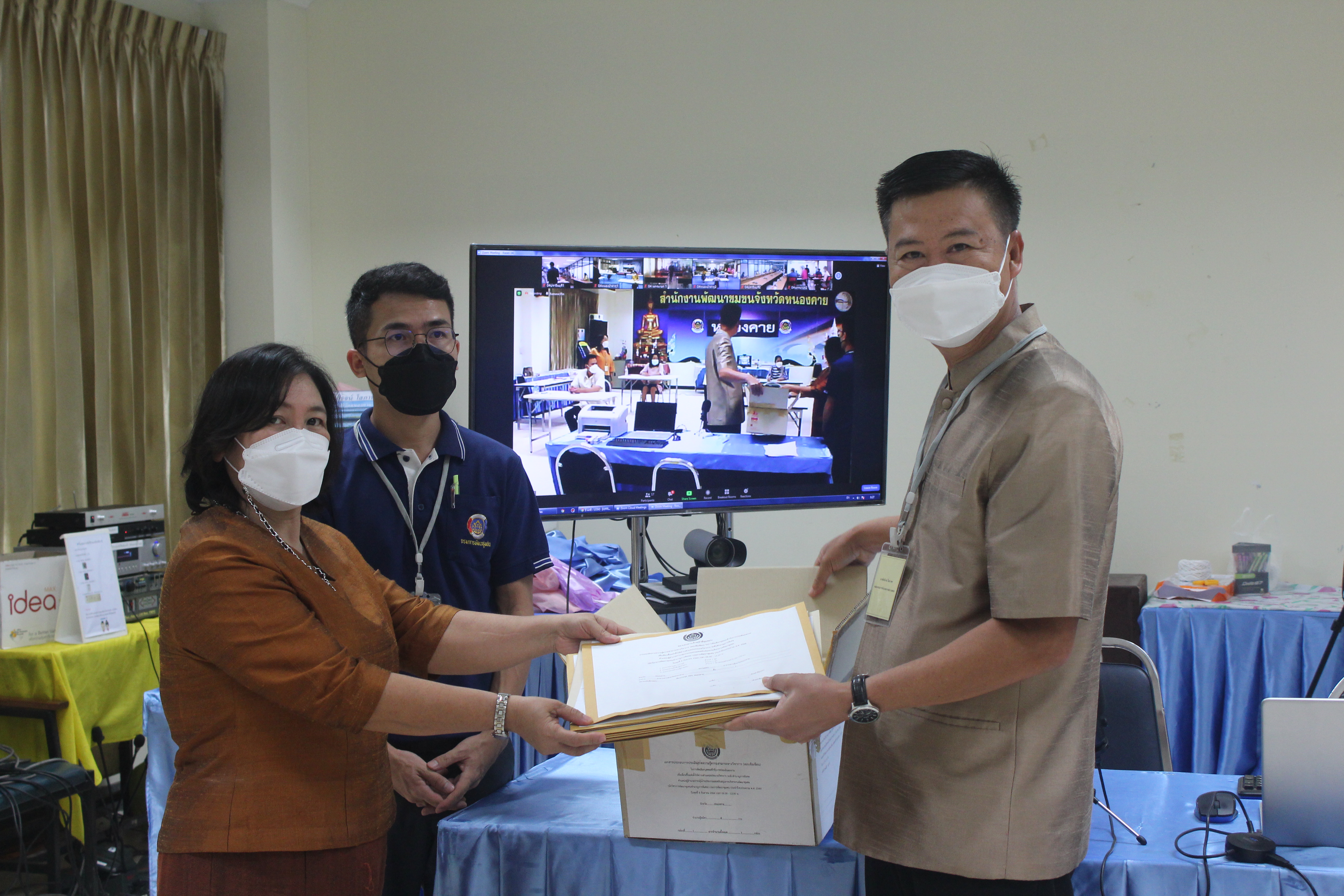 พช.หนองคาย ดำเนินการคัดเลือกบุคคลเข้ารับการประเมินผลงานภาคความรู้ความสามารถทางวิชาการ(สอบข้อเขียน)เพื่อเลื่อนขึ้นแต่งตั้งให้ดำรงตำแหน่งประเภทวิชาการ ระดับชำนาญการพิเศษ ตำแหน่ง ผู้อำนวยการกลุ่มงานประสานและสนับสนุนการบริหารงานพัฒนาชุมชน กรมการพัฒนาชุมชนประจำปีงบประมาณ พ.ศ.2564 โดยผ่านระบบ Zoom Cloud Meetings