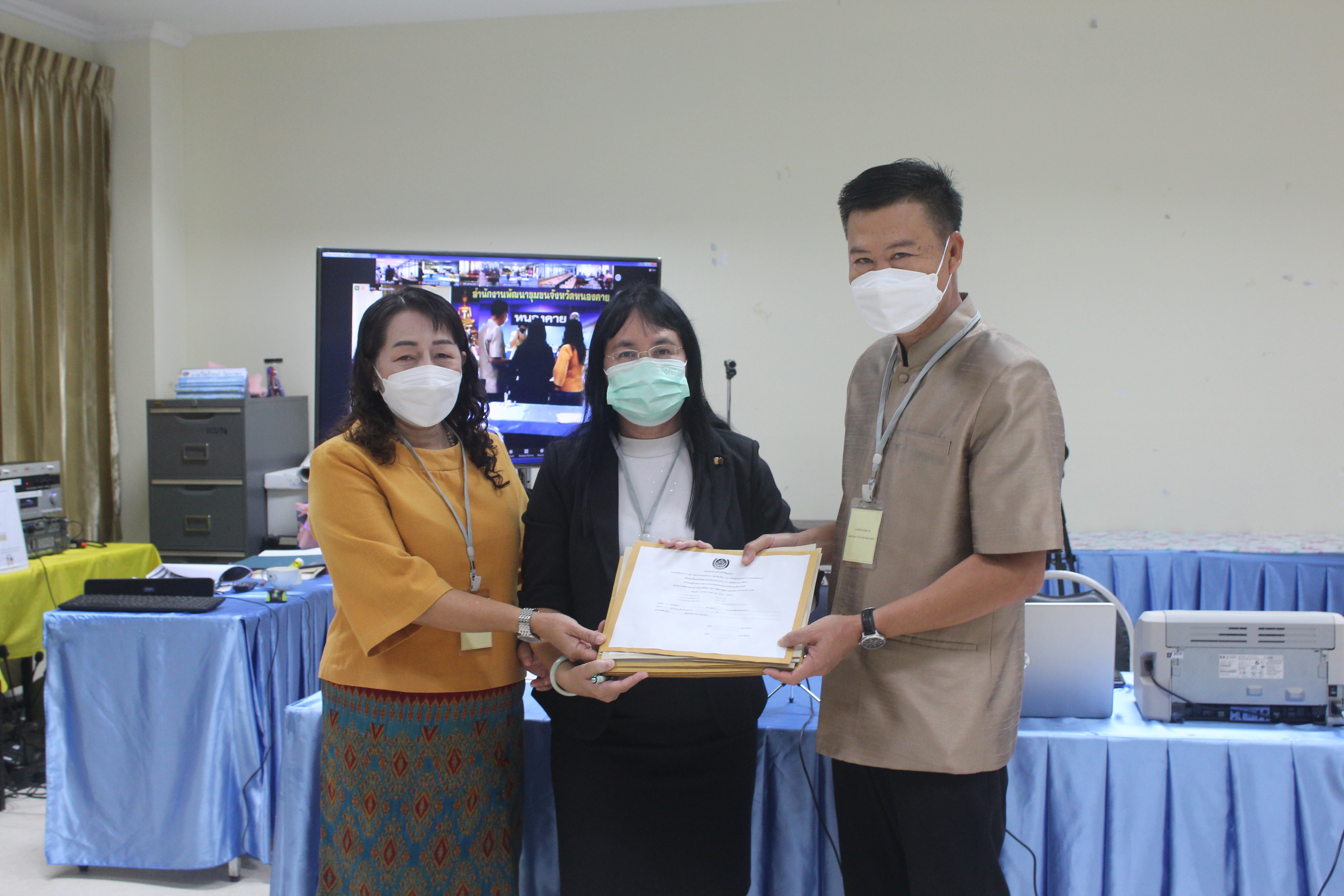 พช.หนองคาย ดำเนินการคัดเลือกบุคคลเข้ารับการประเมินผลงานภาคความรู้ความสามารถทางวิชาการ(สอบข้อเขียน)เพื่อเลื่อนขึ้นแต่งตั้งให้ดำรงตำแหน่งประเภทวิชาการ ระดับชำนาญการพิเศษ ตำแหน่ง ผู้อำนวยการกลุ่มงานประสานและสนับสนุนการบริหารงานพัฒนาชุมชน กรมการพัฒนาชุมชนประจำปีงบประมาณ พ.ศ.2564 โดยผ่านระบบ Zoom Cloud Meetings