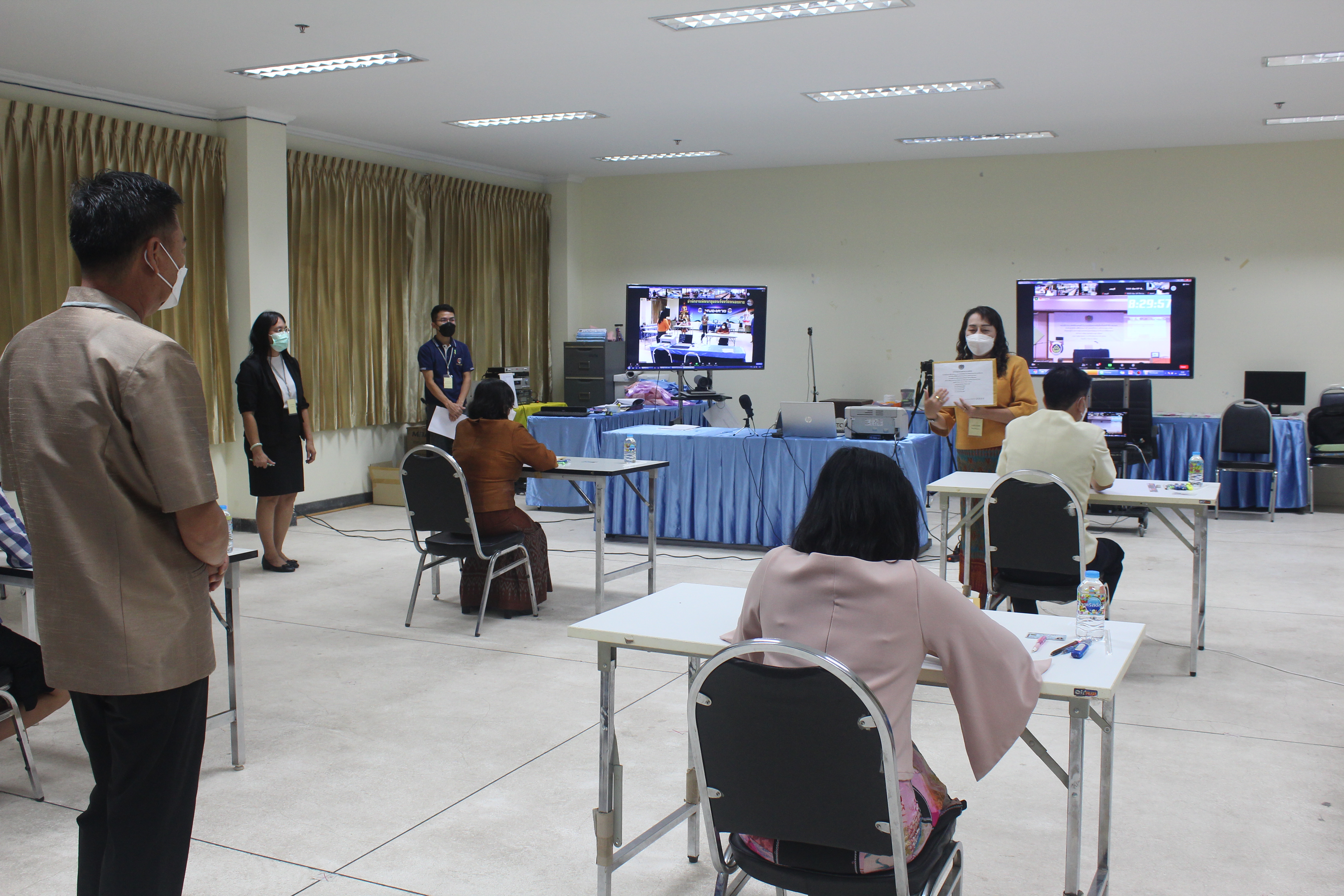 พช.หนองคาย ดำเนินการคัดเลือกบุคคลเข้ารับการประเมินผลงานภาคความรู้ความสามารถทางวิชาการ(สอบข้อเขียน)เพื่อเลื่อนขึ้นแต่งตั้งให้ดำรงตำแหน่งประเภทวิชาการ ระดับชำนาญการพิเศษ ตำแหน่ง ผู้อำนวยการกลุ่มงานประสานและสนับสนุนการบริหารงานพัฒนาชุมชน กรมการพัฒนาชุมชนประจำปีงบประมาณ พ.ศ.2564 โดยผ่านระบบ Zoom Cloud Meetings