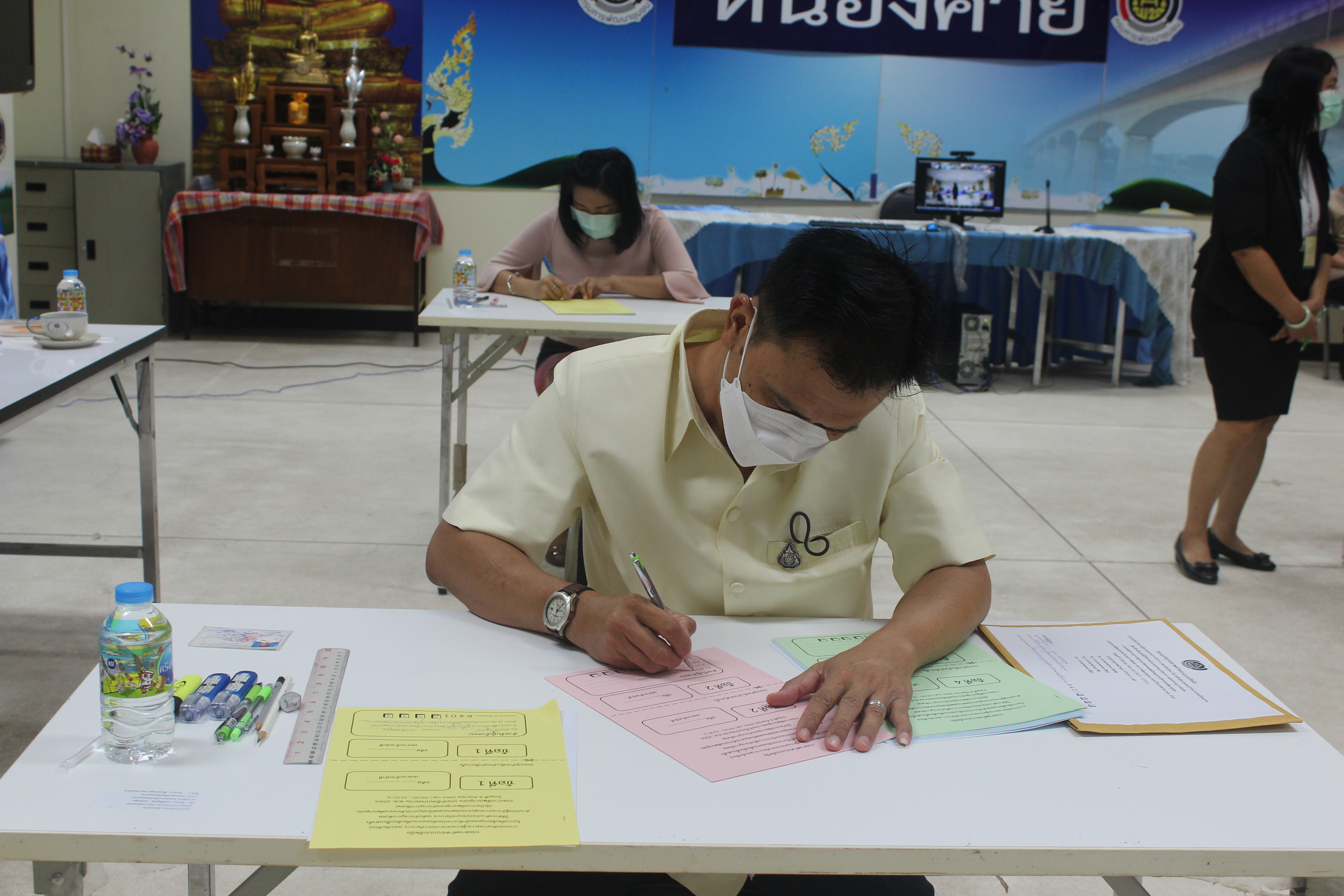 พช.หนองคาย ดำเนินการคัดเลือกบุคคลเข้ารับการประเมินผลงานภาคความรู้ความสามารถทางวิชาการ(สอบข้อเขียน)เพื่อเลื่อนขึ้นแต่งตั้งให้ดำรงตำแหน่งประเภทวิชาการ ระดับชำนาญการพิเศษ ตำแหน่ง ผู้อำนวยการกลุ่มงานประสานและสนับสนุนการบริหารงานพัฒนาชุมชน กรมการพัฒนาชุมชนประจำปีงบประมาณ พ.ศ.2564 โดยผ่านระบบ Zoom Cloud Meetings