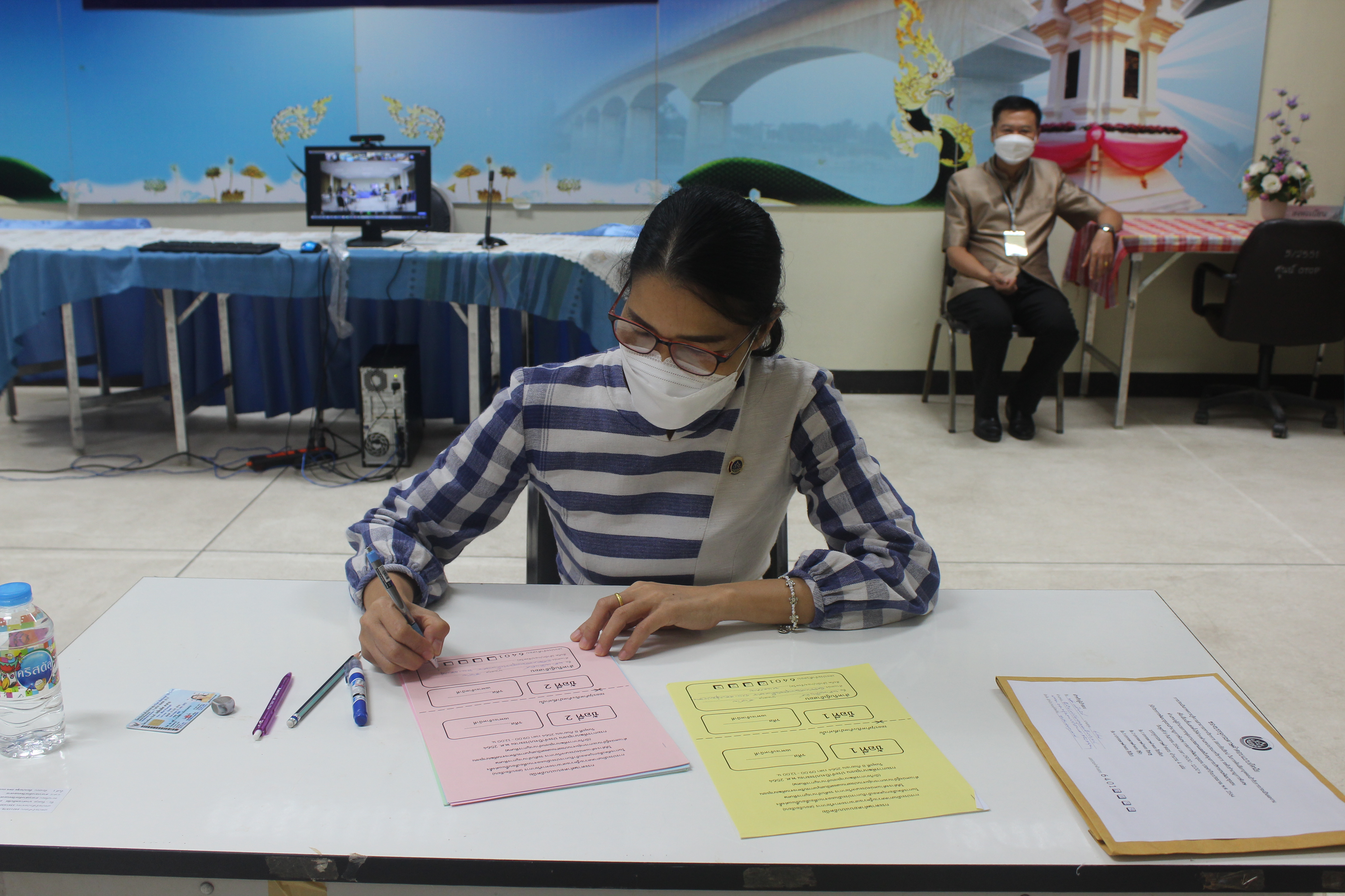 พช.หนองคาย ดำเนินการคัดเลือกบุคคลเข้ารับการประเมินผลงานภาคความรู้ความสามารถทางวิชาการ(สอบข้อเขียน)เพื่อเลื่อนขึ้นแต่งตั้งให้ดำรงตำแหน่งประเภทวิชาการ ระดับชำนาญการพิเศษ ตำแหน่ง ผู้อำนวยการกลุ่มงานประสานและสนับสนุนการบริหารงานพัฒนาชุมชน กรมการพัฒนาชุมชนประจำปีงบประมาณ พ.ศ.2564 โดยผ่านระบบ Zoom Cloud Meetings