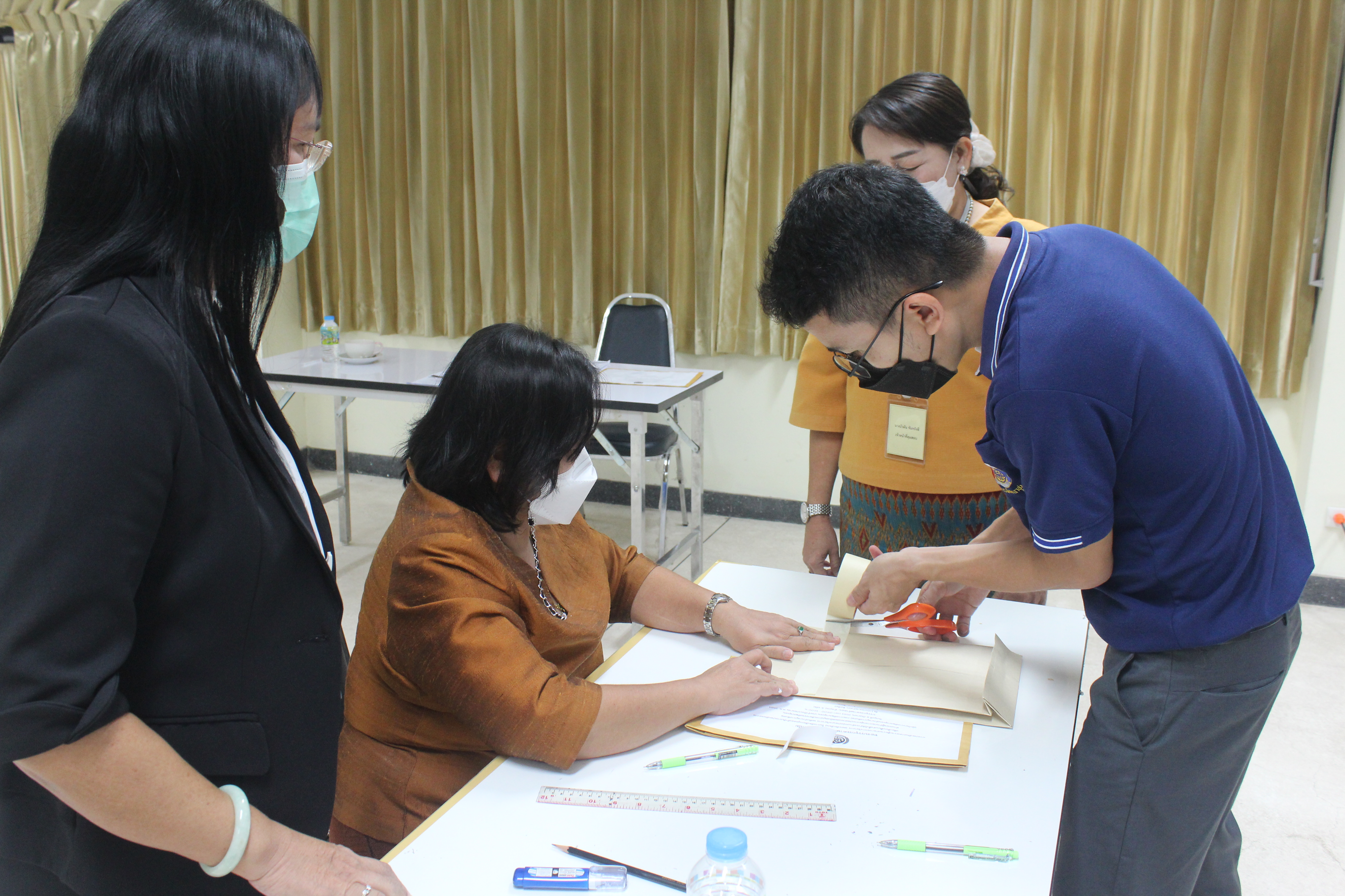 พช.หนองคาย ดำเนินการคัดเลือกบุคคลเข้ารับการประเมินผลงานภาคความรู้ความสามารถทางวิชาการ(สอบข้อเขียน)เพื่อเลื่อนขึ้นแต่งตั้งให้ดำรงตำแหน่งประเภทวิชาการ ระดับชำนาญการพิเศษ ตำแหน่ง ผู้อำนวยการกลุ่มงานประสานและสนับสนุนการบริหารงานพัฒนาชุมชน กรมการพัฒนาชุมชนประจำปีงบประมาณ พ.ศ.2564 โดยผ่านระบบ Zoom Cloud Meetings