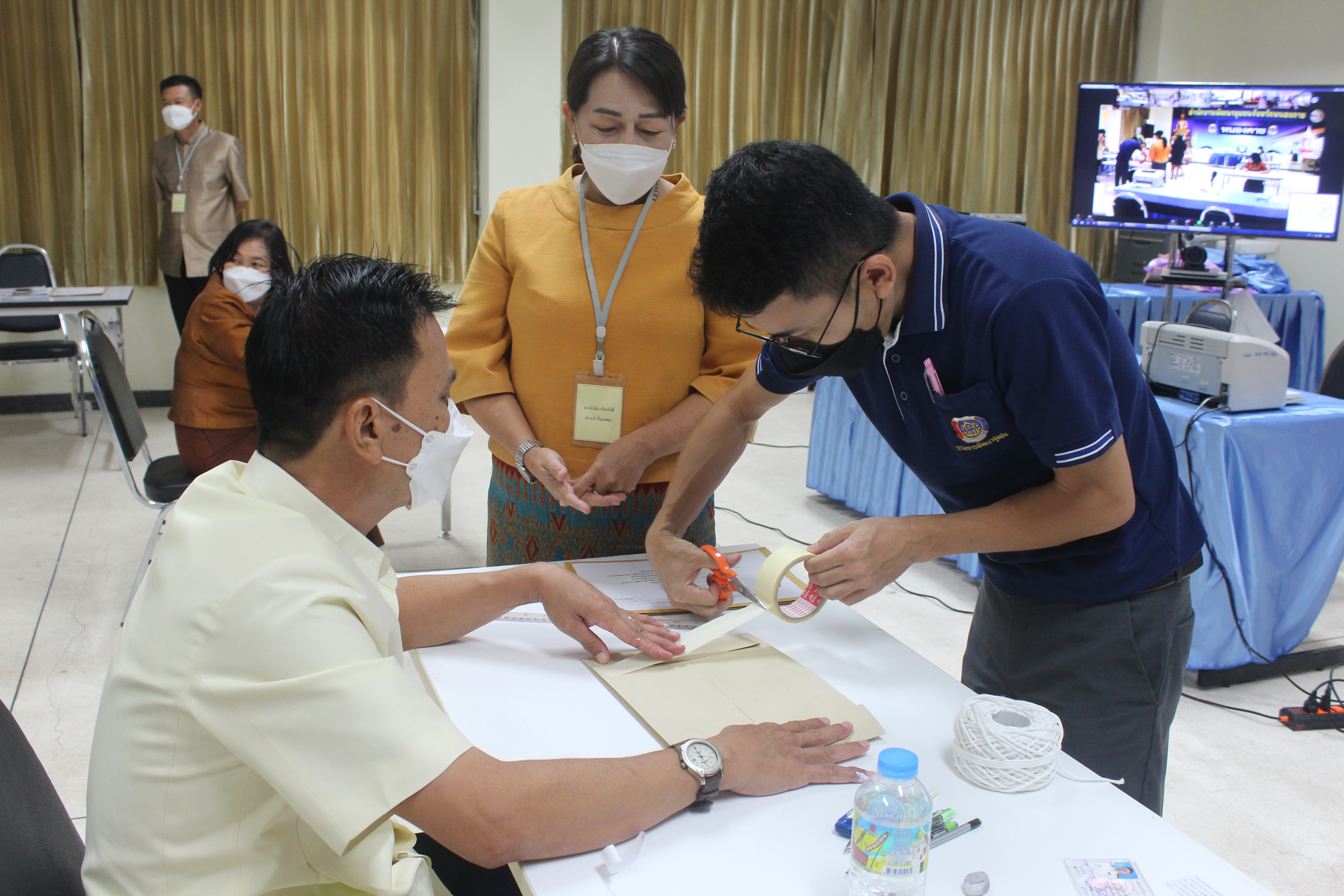 พช.หนองคาย ดำเนินการคัดเลือกบุคคลเข้ารับการประเมินผลงานภาคความรู้ความสามารถทางวิชาการ(สอบข้อเขียน)เพื่อเลื่อนขึ้นแต่งตั้งให้ดำรงตำแหน่งประเภทวิชาการ ระดับชำนาญการพิเศษ ตำแหน่ง ผู้อำนวยการกลุ่มงานประสานและสนับสนุนการบริหารงานพัฒนาชุมชน กรมการพัฒนาชุมชนประจำปีงบประมาณ พ.ศ.2564 โดยผ่านระบบ Zoom Cloud Meetings
