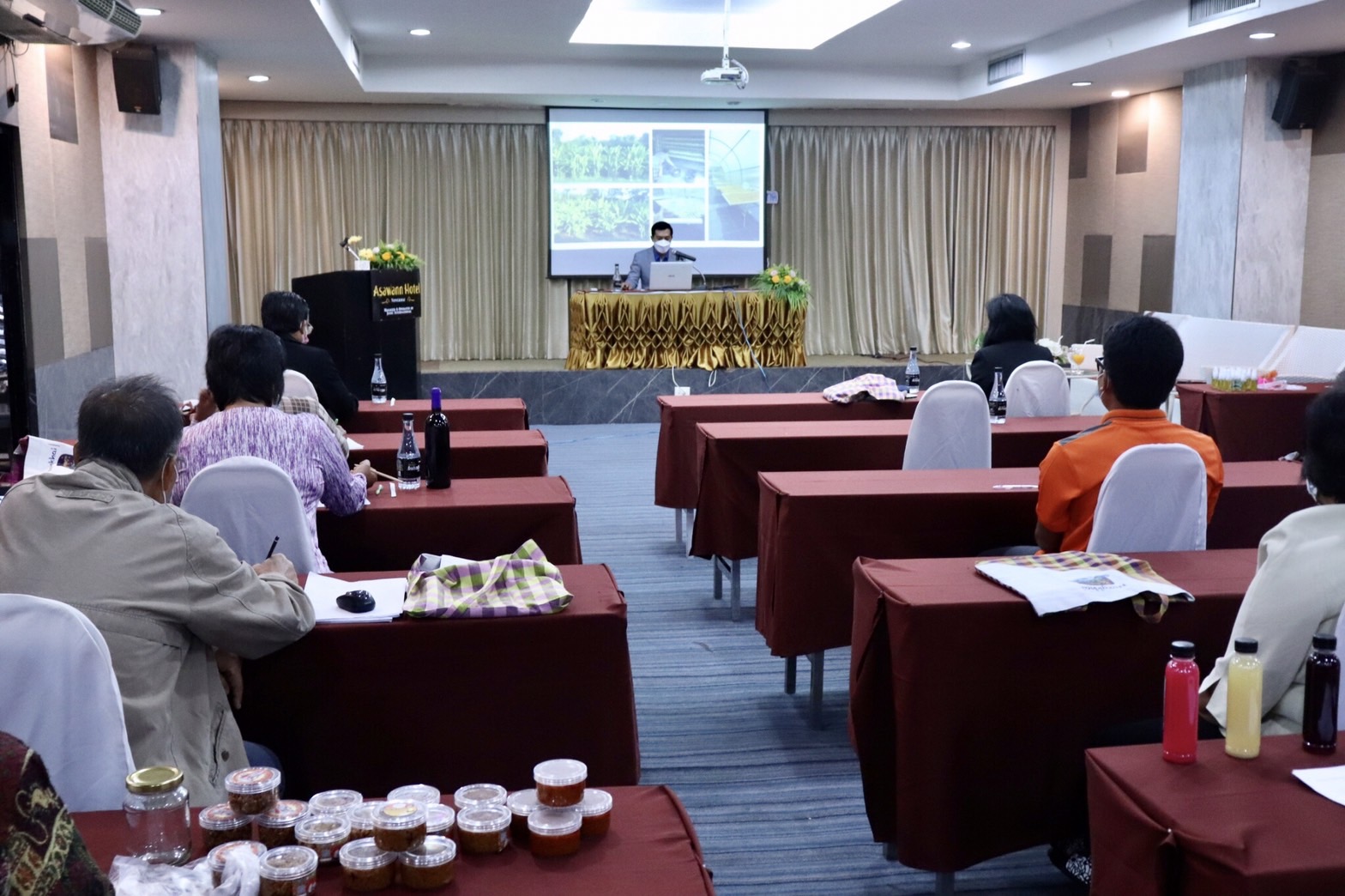 พช.หนองคาย ดำเนินโครงการ “พัฒนาผลิตภัณฑ์ OTOP ไทย เพื่อสู้ภัยสถานการณ์การแพร่ระบาดของโรคติดเชื้อไวรัสโคโรนา 2019 (COVID-19)”