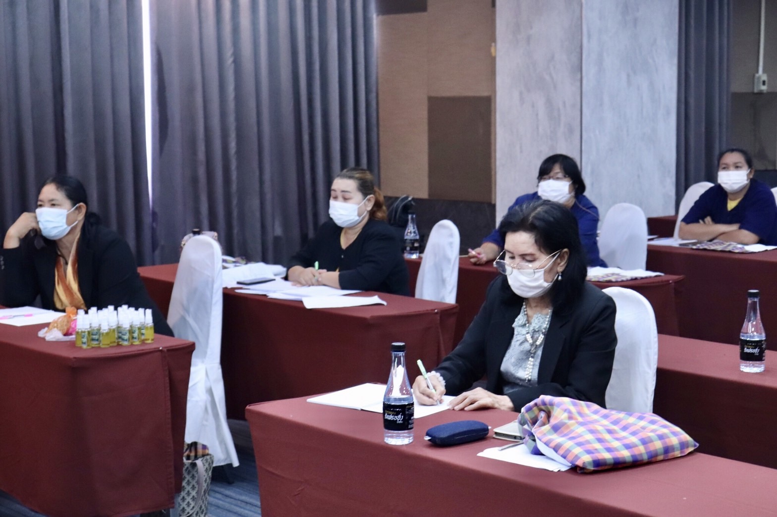 พช.หนองคาย ดำเนินโครงการ “พัฒนาผลิตภัณฑ์ OTOP ไทย เพื่อสู้ภัยสถานการณ์การแพร่ระบาดของโรคติดเชื้อไวรัสโคโรนา 2019 (COVID-19)”