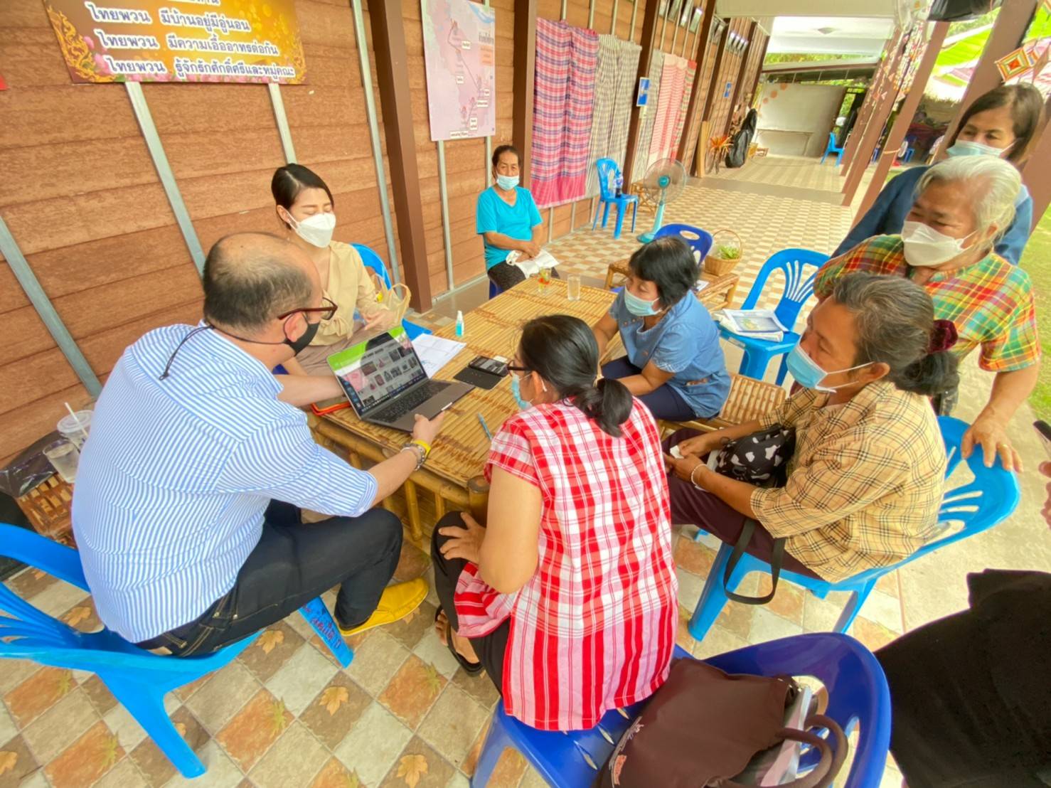 พช.หนองคาย ลงพื้นที่ดำเนินโครงการส่งเสริมการท่องเที่ยวในชุมชนและยกระดับมาตรฐานแหล่งท่องเที่ยว กิจกรรมที่ 1 ส่งเสริมการท่องเที่ยววิถีไทพวนโพธิ์ตาก กิจกรรมย่อยที่ 1.2 พัฒนาของฝากของที่ระลึกชุมชนไทพวน