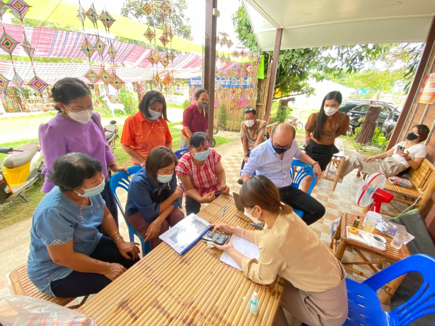 พช.หนองคาย ลงพื้นที่ดำเนินโครงการส่งเสริมการท่องเที่ยวในชุมชนและยกระดับมาตรฐานแหล่งท่องเที่ยว กิจกรรมที่ 1 ส่งเสริมการท่องเที่ยววิถีไทพวนโพธิ์ตาก กิจกรรมย่อยที่ 1.2 พัฒนาของฝากของที่ระลึกชุมชนไทพวน