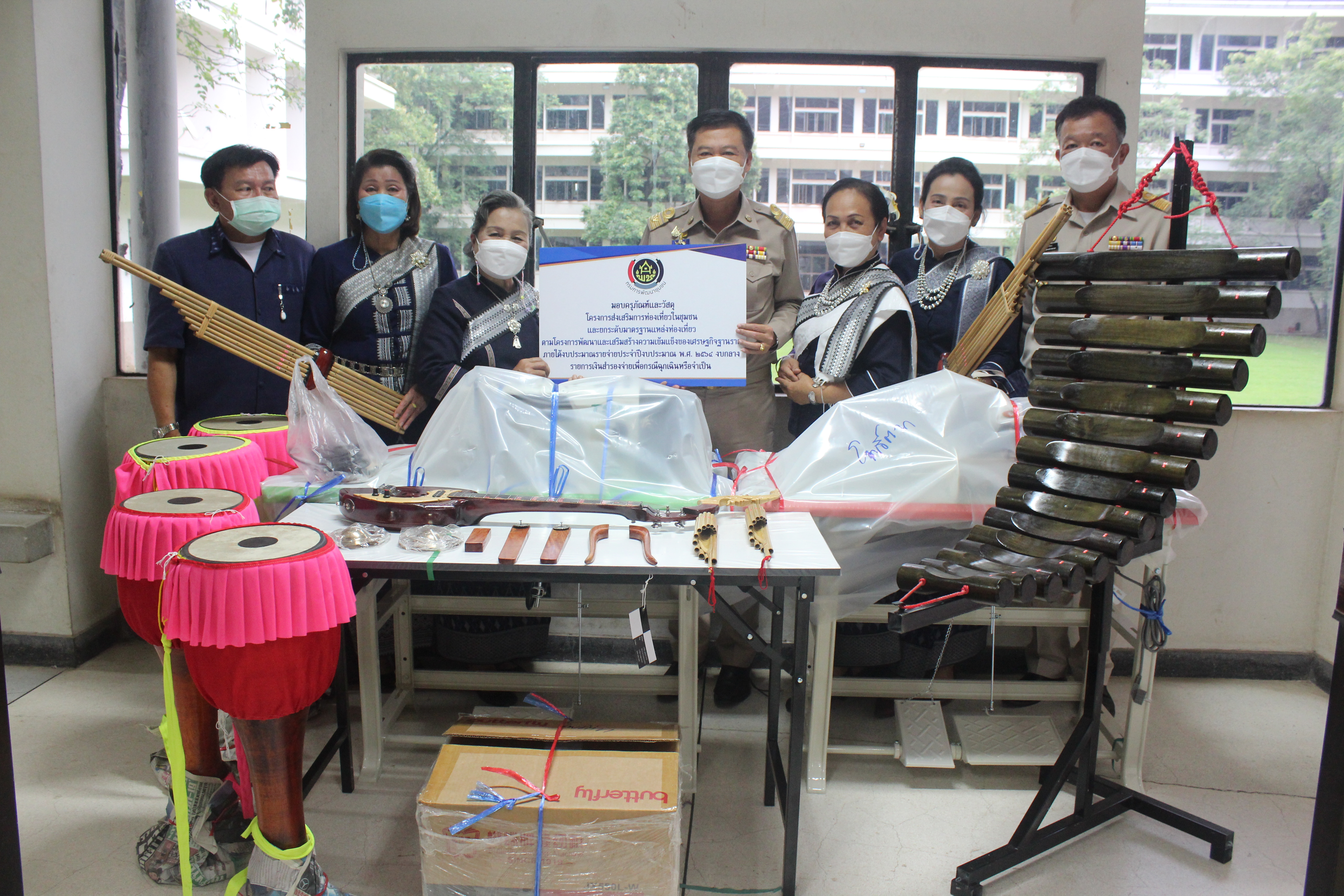พช.หนองคาย ส่งมอบครุภัณฑ์และวัสดุ ให้กับหมู่บ้านท่องเที่ยวตามโครงการส่งเสริมการท่องเที่ยวในชุมชนและยกระดับมาตรฐานแหล่งท่องเที่ยวตามโครงการพัฒนาและเสริมสร้างความเข้มแข็งของเศรษฐกิจฐานรากภายใต้งบประมาณรายจ่ายประจำปีงบระมาณ พ.ศ.๒๕๖๔ งบกลางรายการเงินสำรองจ่ายเพื่อกรณีฉุกเฉินหรือจำเป็น