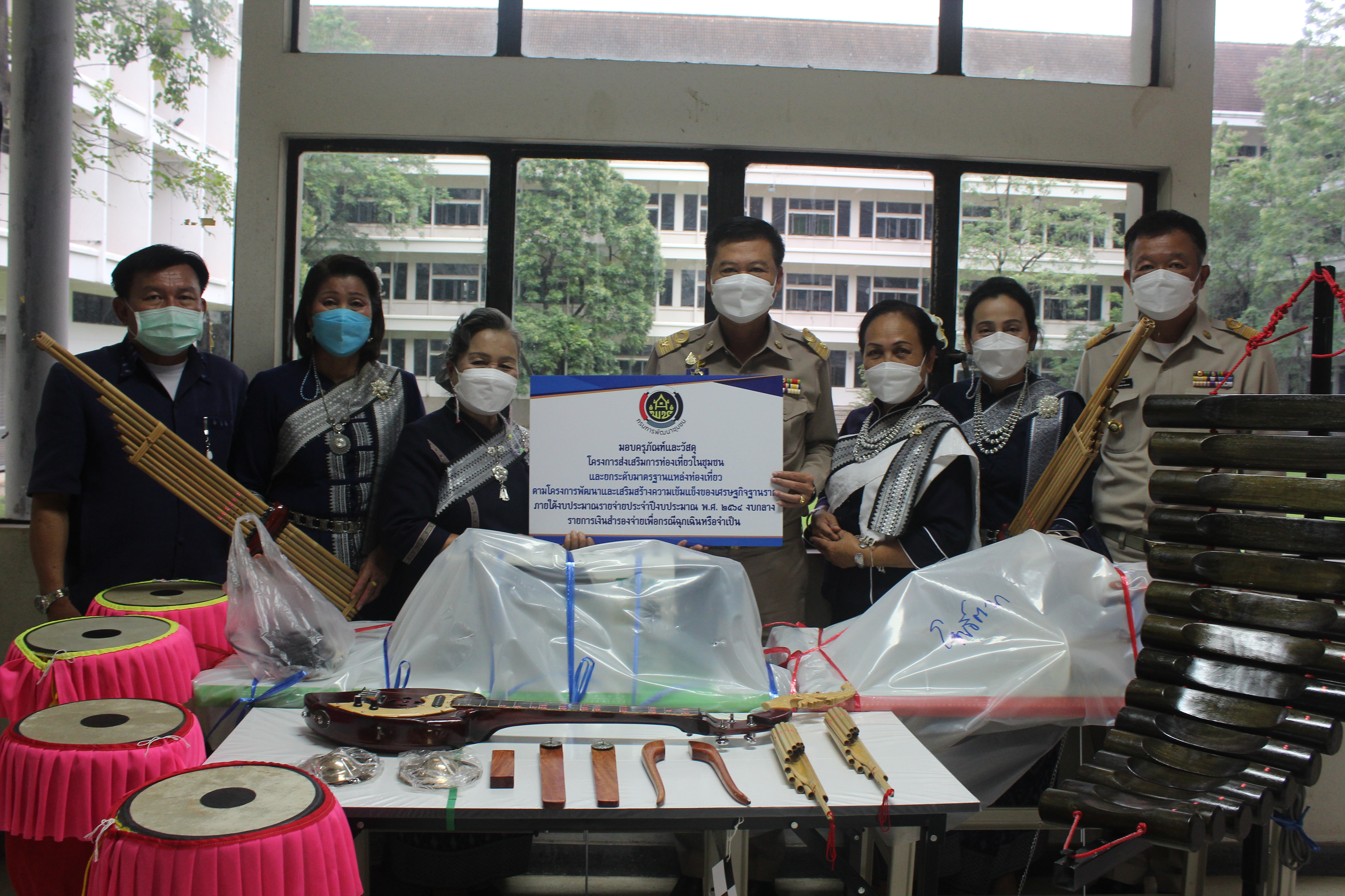 พช.หนองคาย ส่งมอบครุภัณฑ์และวัสดุ ให้กับหมู่บ้านท่องเที่ยวตามโครงการส่งเสริมการท่องเที่ยวในชุมชนและยกระดับมาตรฐานแหล่งท่องเที่ยวตามโครงการพัฒนาและเสริมสร้างความเข้มแข็งของเศรษฐกิจฐานรากภายใต้งบประมาณรายจ่ายประจำปีงบระมาณ พ.ศ.๒๕๖๔ งบกลางรายการเงินสำรองจ่ายเพื่อกรณีฉุกเฉินหรือจำเป็น