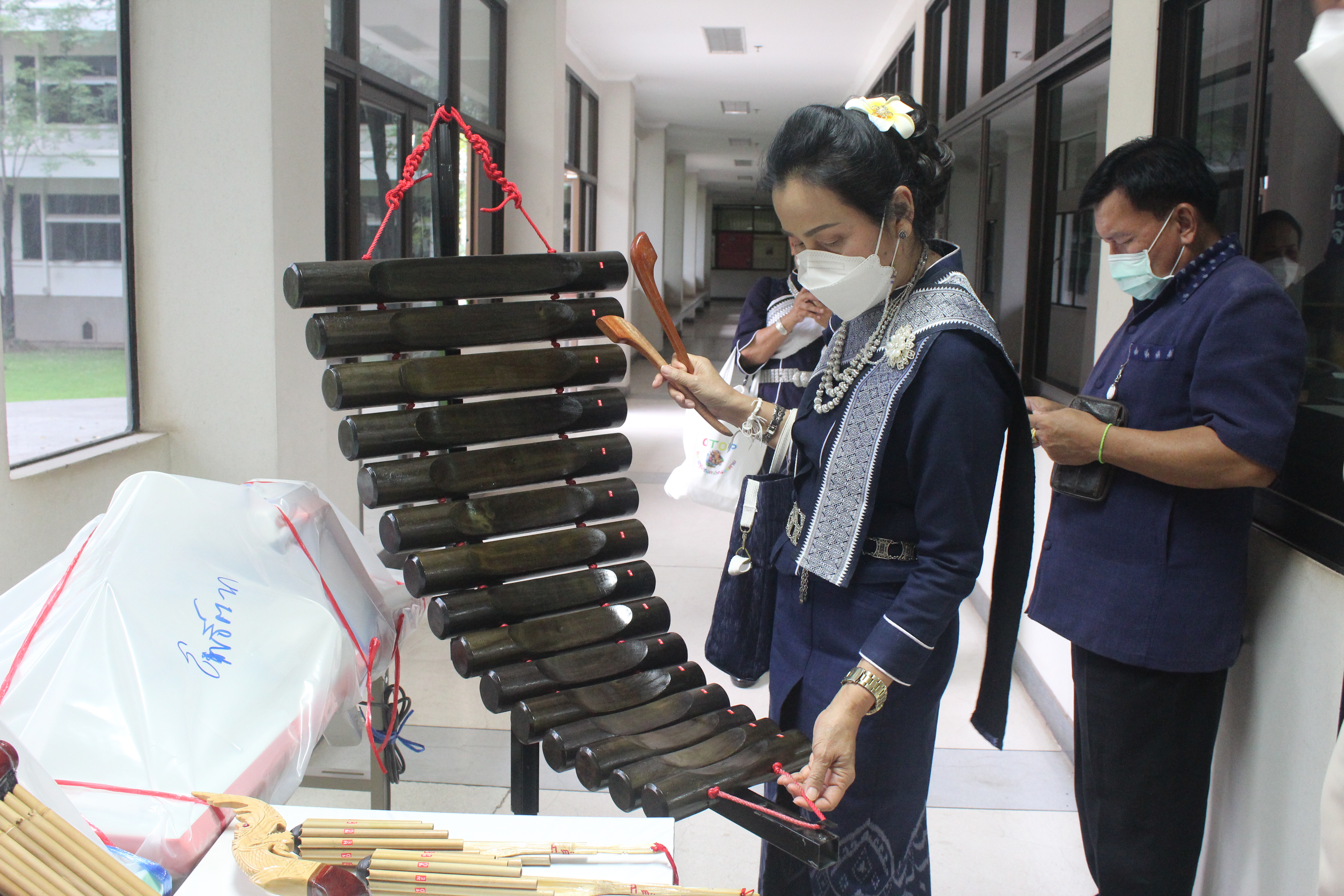 พช.หนองคาย ส่งมอบครุภัณฑ์และวัสดุ ให้กับหมู่บ้านท่องเที่ยวตามโครงการส่งเสริมการท่องเที่ยวในชุมชนและยกระดับมาตรฐานแหล่งท่องเที่ยวตามโครงการพัฒนาและเสริมสร้างความเข้มแข็งของเศรษฐกิจฐานรากภายใต้งบประมาณรายจ่ายประจำปีงบระมาณ พ.ศ.๒๕๖๔ งบกลางรายการเงินสำรองจ่ายเพื่อกรณีฉุกเฉินหรือจำเป็น