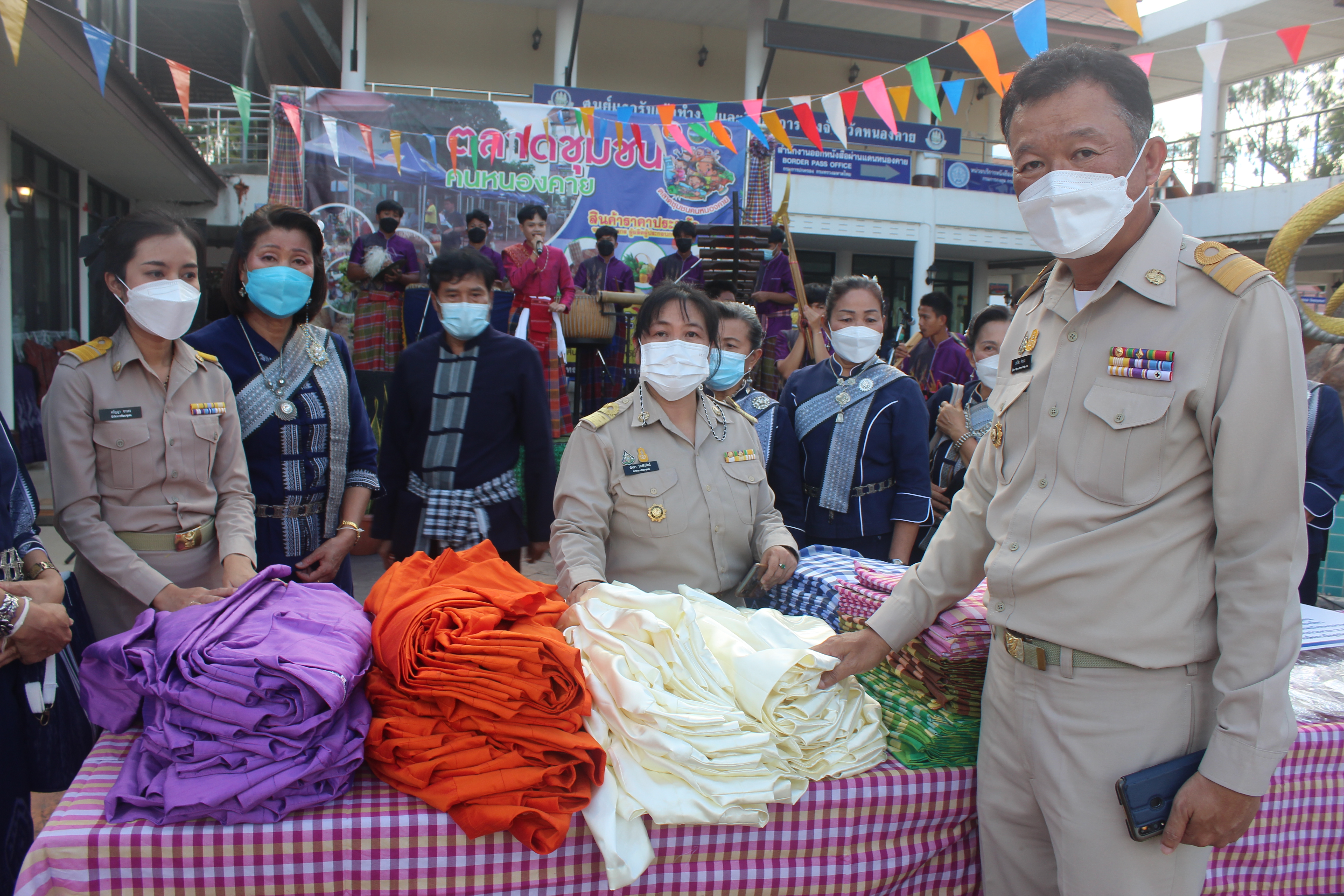 พช.หนองคาย ส่งมอบครุภัณฑ์และวัสดุ ให้กับหมู่บ้านท่องเที่ยวตามโครงการส่งเสริมการท่องเที่ยวในชุมชนและยกระดับมาตรฐานแหล่งท่องเที่ยวตามโครงการพัฒนาและเสริมสร้างความเข้มแข็งของเศรษฐกิจฐานรากภายใต้งบประมาณรายจ่ายประจำปีงบระมาณ พ.ศ.๒๕๖๔ งบกลางรายการเงินสำรองจ่ายเพื่อกรณีฉุกเฉินหรือจำเป็น
