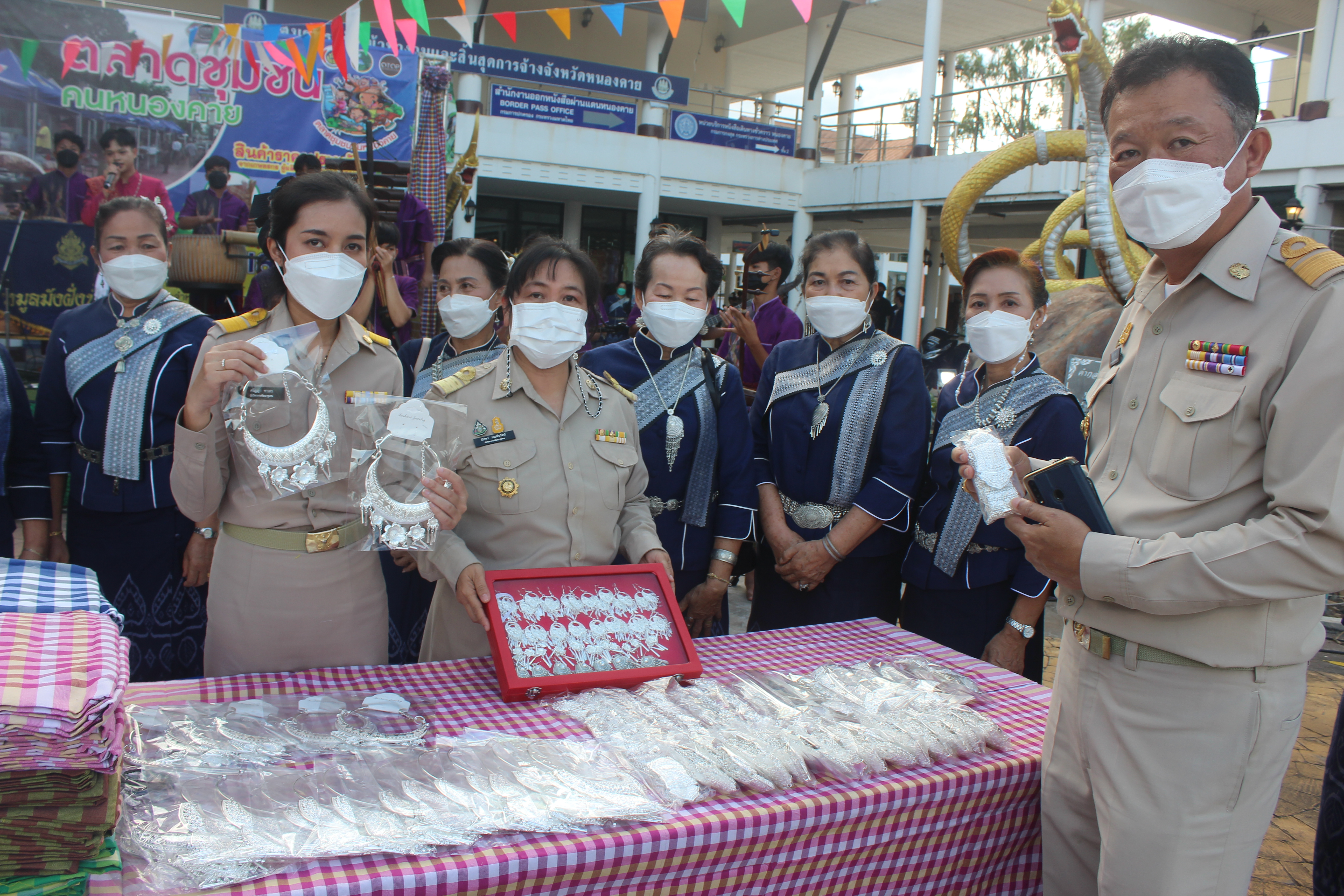 พช.หนองคาย ส่งมอบครุภัณฑ์และวัสดุ ให้กับหมู่บ้านท่องเที่ยวตามโครงการส่งเสริมการท่องเที่ยวในชุมชนและยกระดับมาตรฐานแหล่งท่องเที่ยวตามโครงการพัฒนาและเสริมสร้างความเข้มแข็งของเศรษฐกิจฐานรากภายใต้งบประมาณรายจ่ายประจำปีงบระมาณ พ.ศ.๒๕๖๔ งบกลางรายการเงินสำรองจ่ายเพื่อกรณีฉุกเฉินหรือจำเป็น