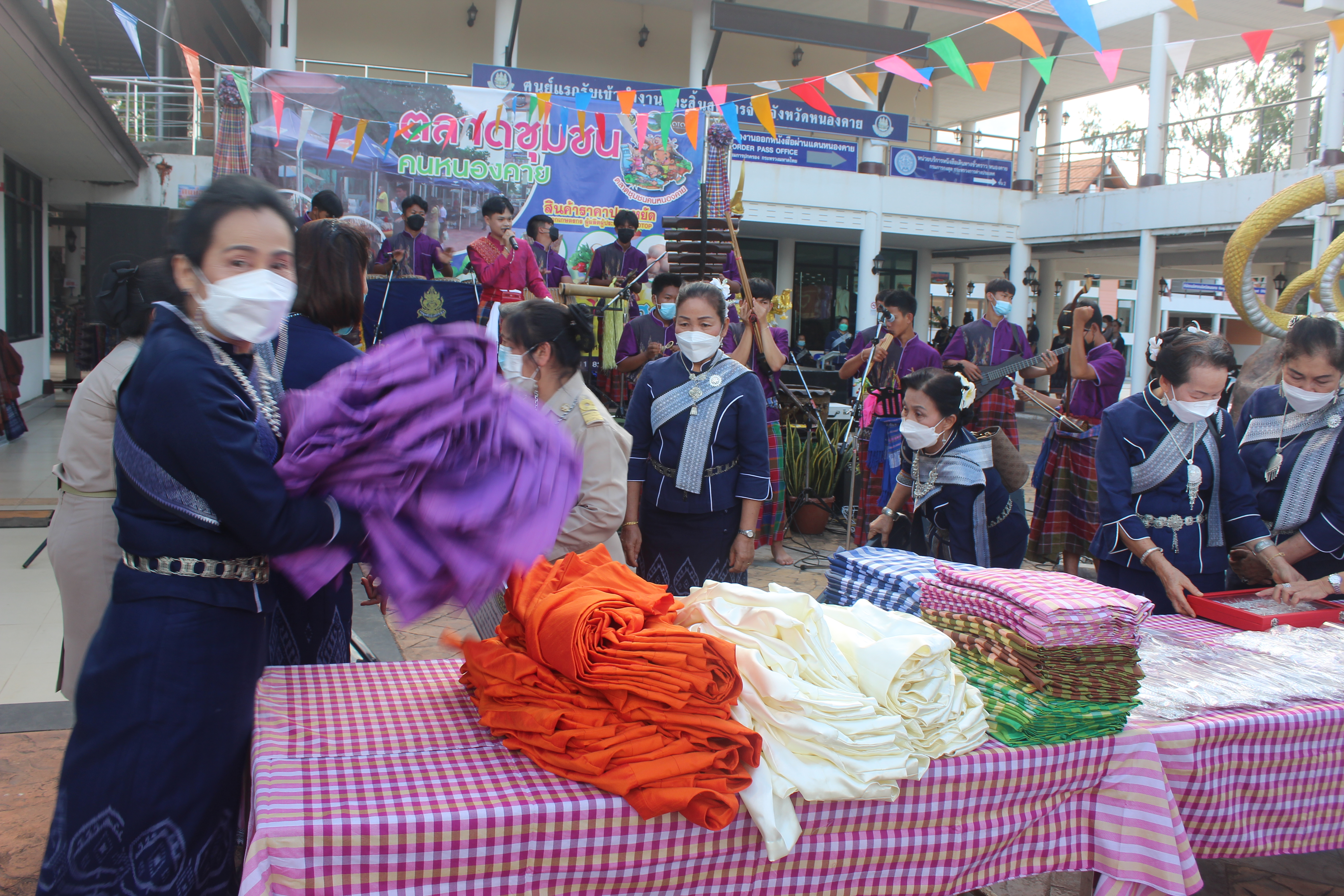 พช.หนองคาย ส่งมอบครุภัณฑ์และวัสดุ ให้กับหมู่บ้านท่องเที่ยวตามโครงการส่งเสริมการท่องเที่ยวในชุมชนและยกระดับมาตรฐานแหล่งท่องเที่ยวตามโครงการพัฒนาและเสริมสร้างความเข้มแข็งของเศรษฐกิจฐานรากภายใต้งบประมาณรายจ่ายประจำปีงบระมาณ พ.ศ.๒๕๖๔ งบกลางรายการเงินสำรองจ่ายเพื่อกรณีฉุกเฉินหรือจำเป็น