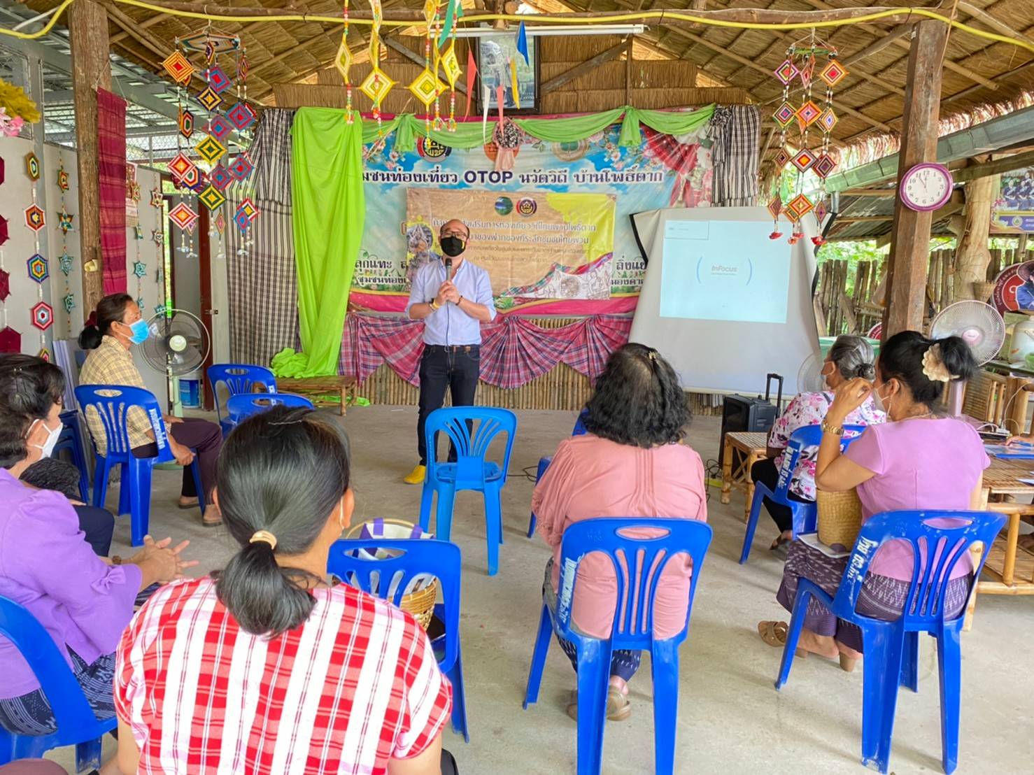พช.หนองคาย ลงพื้นที่ดำเนินโครงการส่งเสริมการท่องเที่ยวในชุมชนและยกระดับมาตรฐานแหล่งท่องเที่ยว กิจกรรมที่ 1 ส่งเสริมการท่องเที่ยววิถีไทพวนโพธิ์ตาก กิจกรรมย่อยที่ 1.2 พัฒนาของฝากของที่ระลึกชุมชนไทพวน