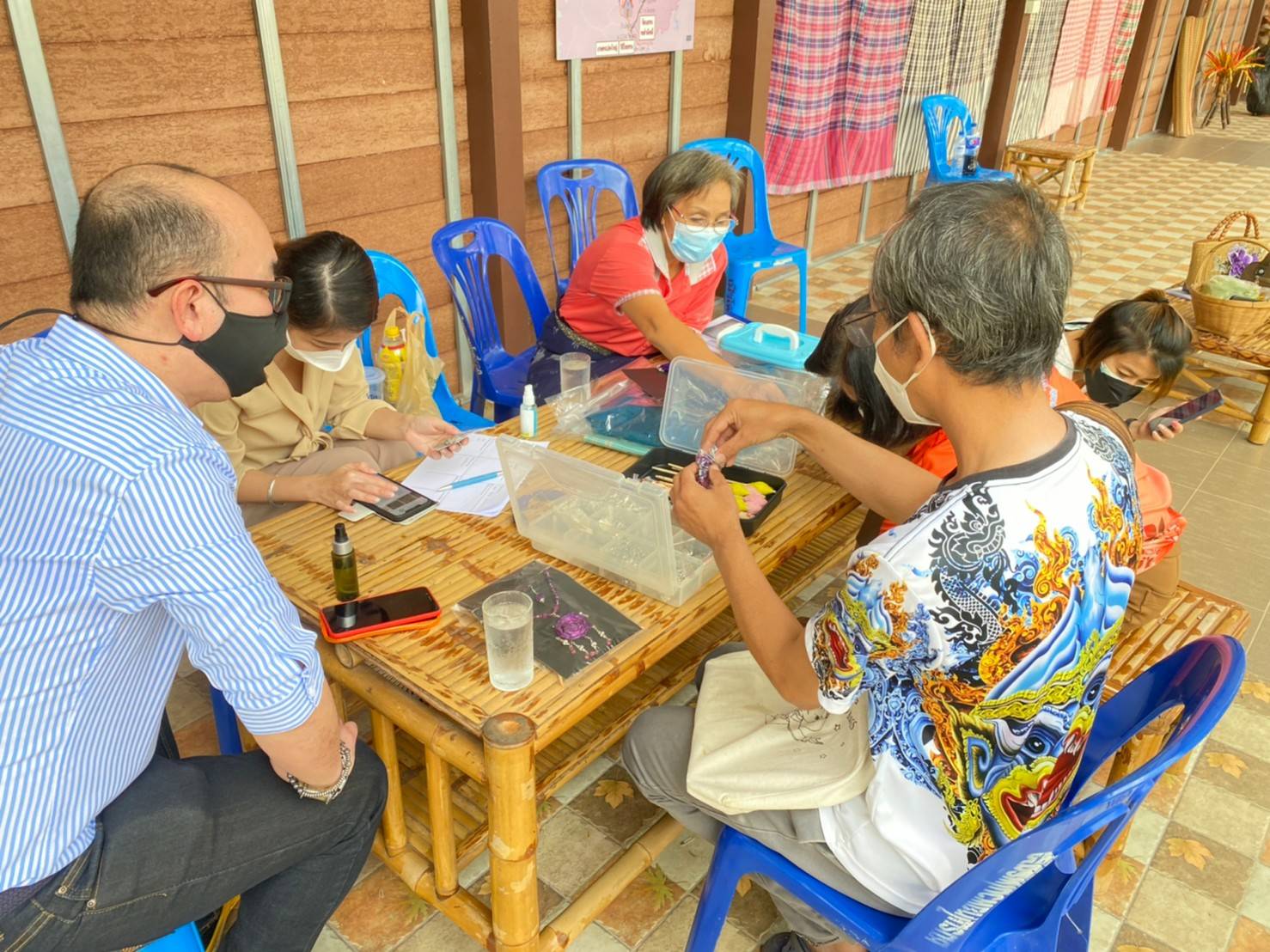 พช.หนองคาย ลงพื้นที่ดำเนินโครงการส่งเสริมการท่องเที่ยวในชุมชนและยกระดับมาตรฐานแหล่งท่องเที่ยว กิจกรรมที่ 1 ส่งเสริมการท่องเที่ยววิถีไทพวนโพธิ์ตาก กิจกรรมย่อยที่ 1.2 พัฒนาของฝากของที่ระลึกชุมชนไทพวน