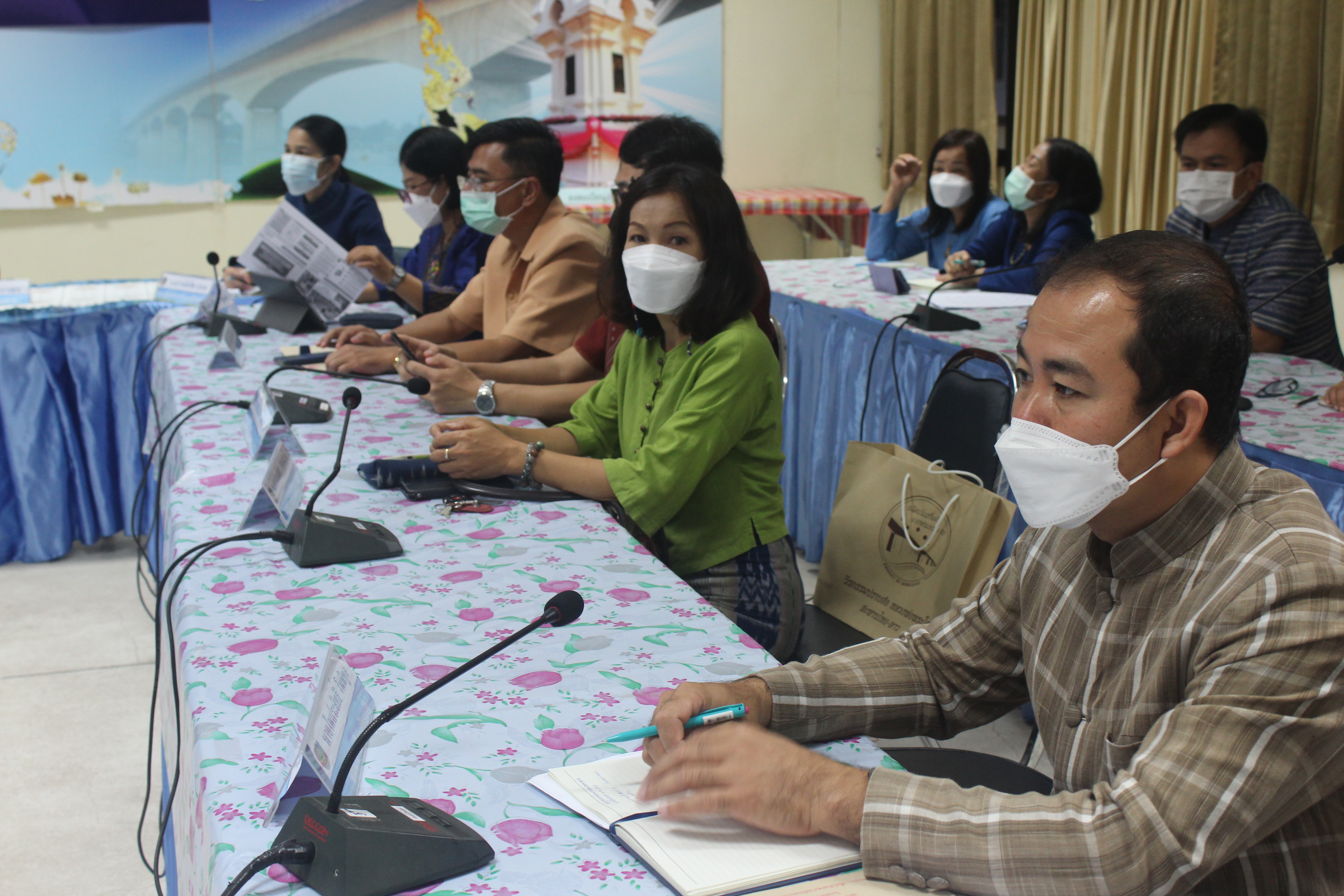 พช.หนองคาย ร่วมรับฟังการประชุมมอบนโยบายและแนวทางการดำเนินงานพัฒนาชุมชน ประจำปีงบประมาณ พ.ศ. ๒๕๖๕ ผ่านระบบวิดีทัศน์ทางไกล (Video Conference)