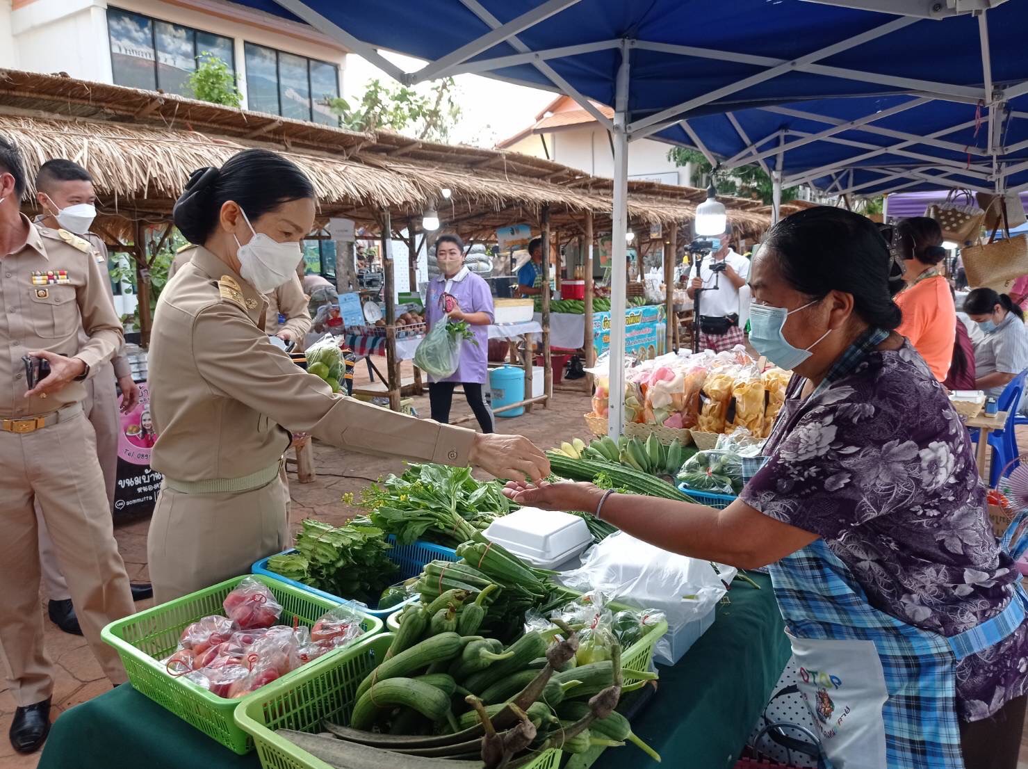 พช.หนองคาย โดยกลุ่มงานส่งเสริมการพัฒนาชุมชนจังหวัดหนองคายจัดกิจกรรมตลาดนัดชุมชนคนหนองคาย ทุกวันจันทร์และวันศุกร์