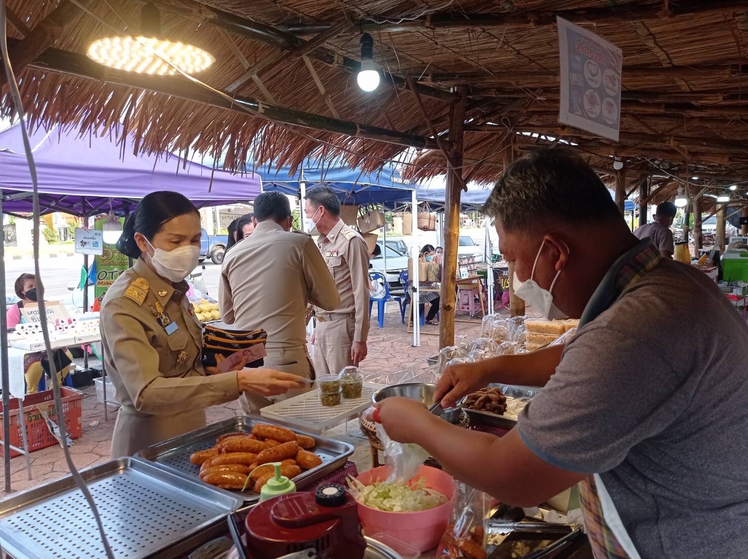 พช.หนองคาย โดยกลุ่มงานส่งเสริมการพัฒนาชุมชนจังหวัดหนองคายจัดกิจกรรมตลาดนัดชุมชนคนหนองคาย ทุกวันจันทร์และวันศุกร์