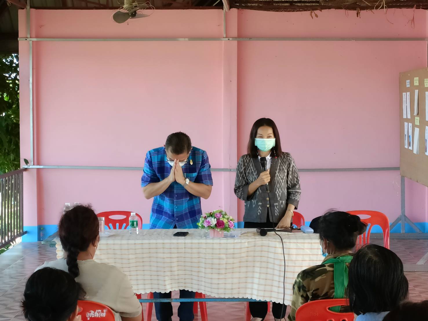 พช.หนองคาย ลงพื้นที่ติดตามการดำเนินกิจกรรมการพัฒนาคุณภาพชีวิตครัวเรือนยากจนและผู้ด้อยโอกาสและผู้ที่ได้รับผลกระทบจากสถาณการณ์การแพร่ระบาดของโรคติดเชื้อไวรัสโคโรน่า 2019 ตามโครงการส่งเสริมการพัฒนาคุณภาพชีวิตครัวเรือนยากจนและผู้ด้อยโอกาส สู่วิถีพอเพียง