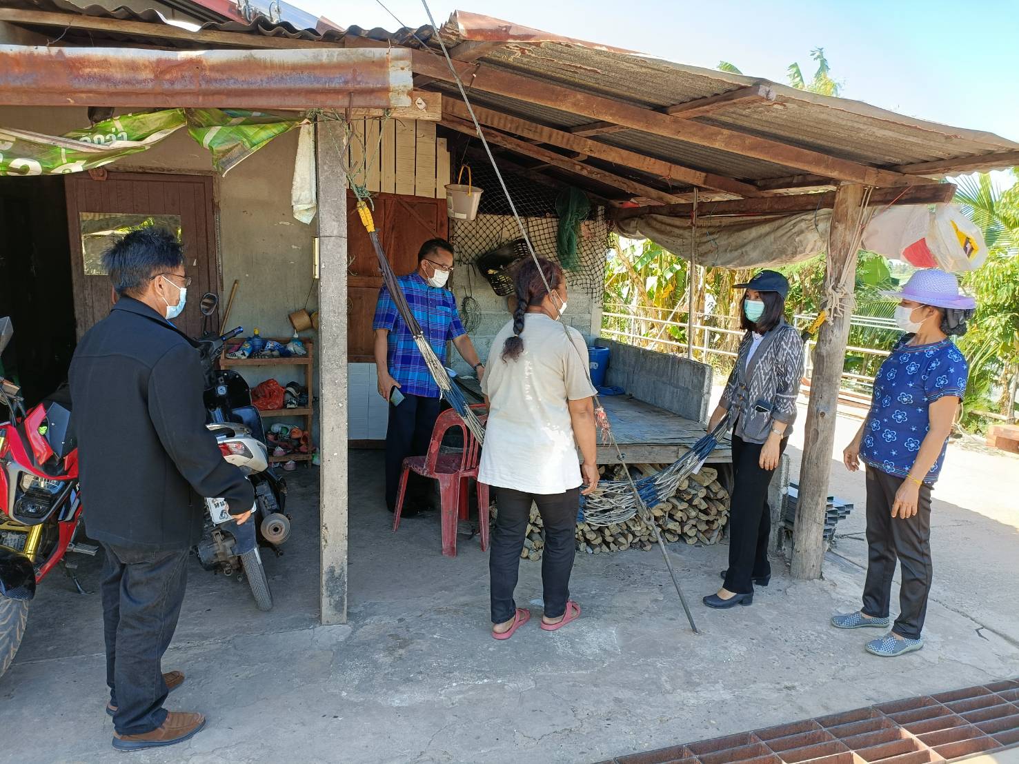 พช.หนองคาย ลงพื้นที่ติดตามการดำเนินกิจกรรมการพัฒนาคุณภาพชีวิตครัวเรือนยากจนและผู้ด้อยโอกาสและผู้ที่ได้รับผลกระทบจากสถาณการณ์การแพร่ระบาดของโรคติดเชื้อไวรัสโคโรน่า 2019 ตามโครงการส่งเสริมการพัฒนาคุณภาพชีวิตครัวเรือนยากจนและผู้ด้อยโอกาส สู่วิถีพอเพียง