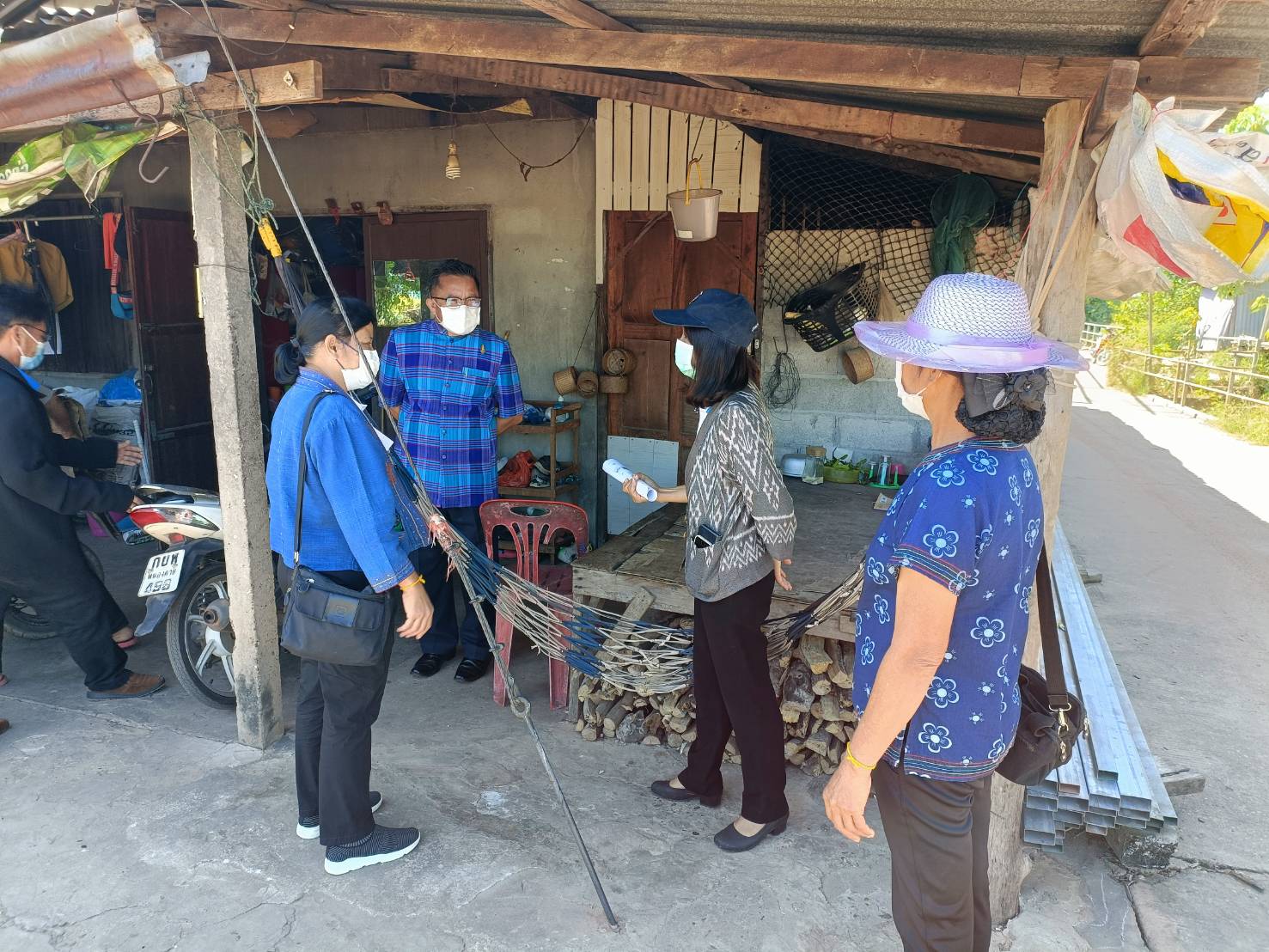 พช.หนองคาย ลงพื้นที่ติดตามการดำเนินกิจกรรมการพัฒนาคุณภาพชีวิตครัวเรือนยากจนและผู้ด้อยโอกาสและผู้ที่ได้รับผลกระทบจากสถาณการณ์การแพร่ระบาดของโรคติดเชื้อไวรัสโคโรน่า 2019 ตามโครงการส่งเสริมการพัฒนาคุณภาพชีวิตครัวเรือนยากจนและผู้ด้อยโอกาส สู่วิถีพอเพียง