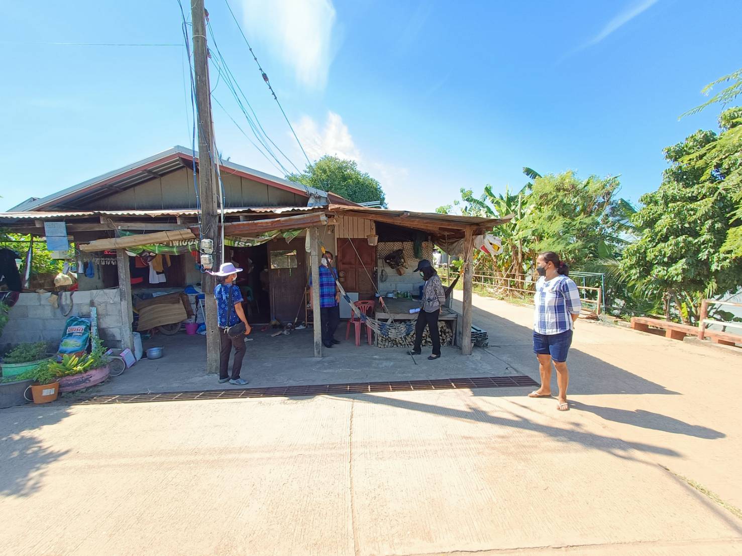 พช.หนองคาย ลงพื้นที่ติดตามการดำเนินกิจกรรมการพัฒนาคุณภาพชีวิตครัวเรือนยากจนและผู้ด้อยโอกาสและผู้ที่ได้รับผลกระทบจากสถาณการณ์การแพร่ระบาดของโรคติดเชื้อไวรัสโคโรน่า 2019 ตามโครงการส่งเสริมการพัฒนาคุณภาพชีวิตครัวเรือนยากจนและผู้ด้อยโอกาส สู่วิถีพอเพียง