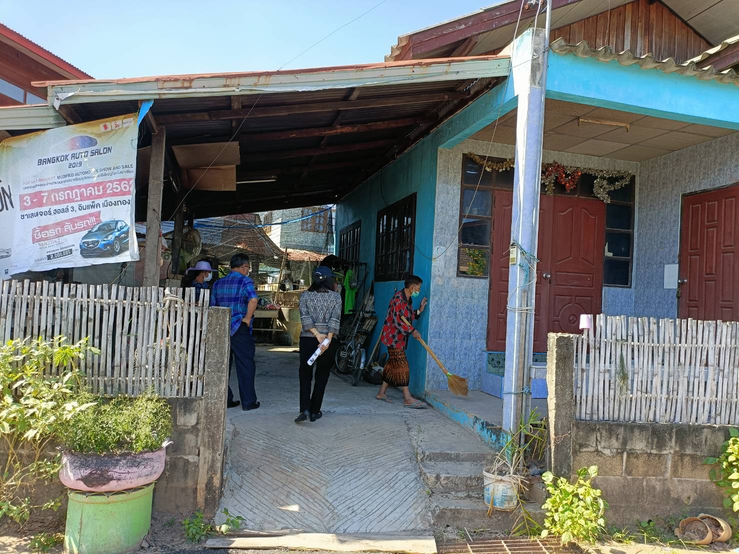 พช.หนองคาย ลงพื้นที่ติดตามการดำเนินกิจกรรมการพัฒนาคุณภาพชีวิตครัวเรือนยากจนและผู้ด้อยโอกาสและผู้ที่ได้รับผลกระทบจากสถาณการณ์การแพร่ระบาดของโรคติดเชื้อไวรัสโคโรน่า 2019 ตามโครงการส่งเสริมการพัฒนาคุณภาพชีวิตครัวเรือนยากจนและผู้ด้อยโอกาส สู่วิถีพอเพียง