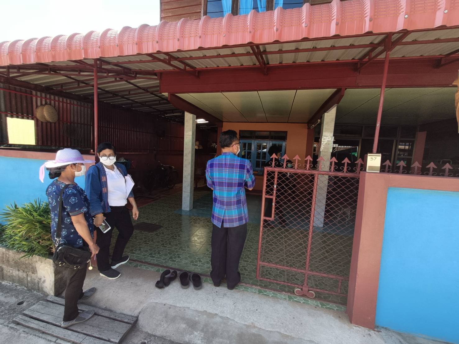 พช.หนองคาย ลงพื้นที่ติดตามการดำเนินกิจกรรมการพัฒนาคุณภาพชีวิตครัวเรือนยากจนและผู้ด้อยโอกาสและผู้ที่ได้รับผลกระทบจากสถาณการณ์การแพร่ระบาดของโรคติดเชื้อไวรัสโคโรน่า 2019 ตามโครงการส่งเสริมการพัฒนาคุณภาพชีวิตครัวเรือนยากจนและผู้ด้อยโอกาส สู่วิถีพอเพียง