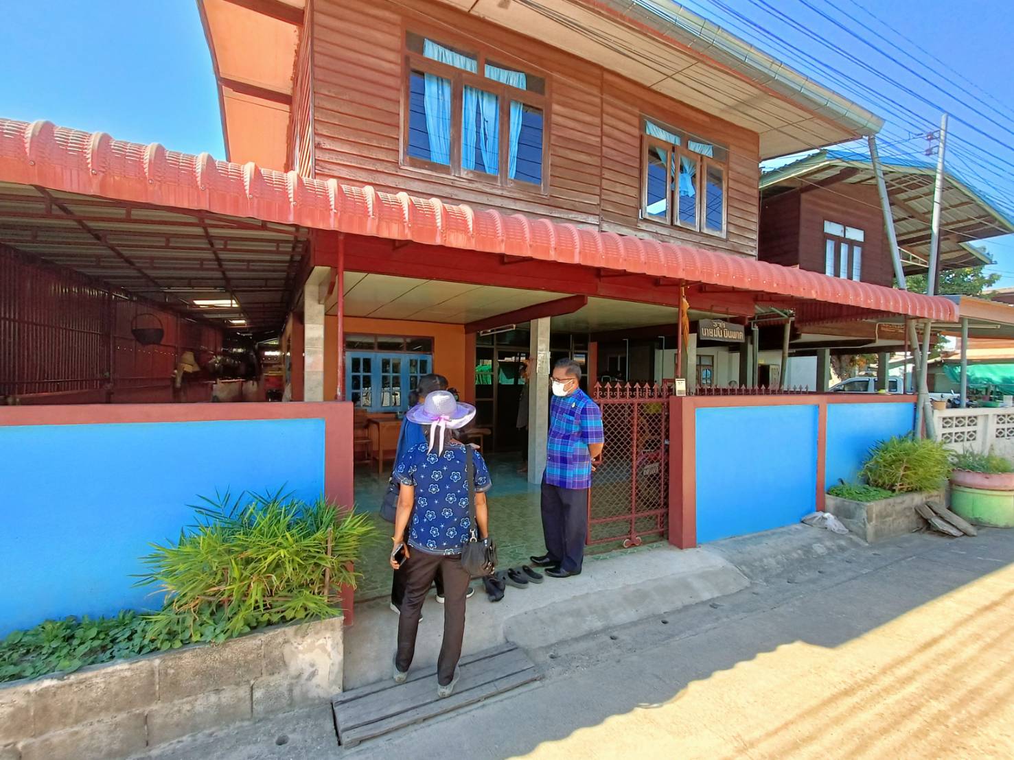 พช.หนองคาย ลงพื้นที่ติดตามการดำเนินกิจกรรมการพัฒนาคุณภาพชีวิตครัวเรือนยากจนและผู้ด้อยโอกาสและผู้ที่ได้รับผลกระทบจากสถาณการณ์การแพร่ระบาดของโรคติดเชื้อไวรัสโคโรน่า 2019 ตามโครงการส่งเสริมการพัฒนาคุณภาพชีวิตครัวเรือนยากจนและผู้ด้อยโอกาส สู่วิถีพอเพียง