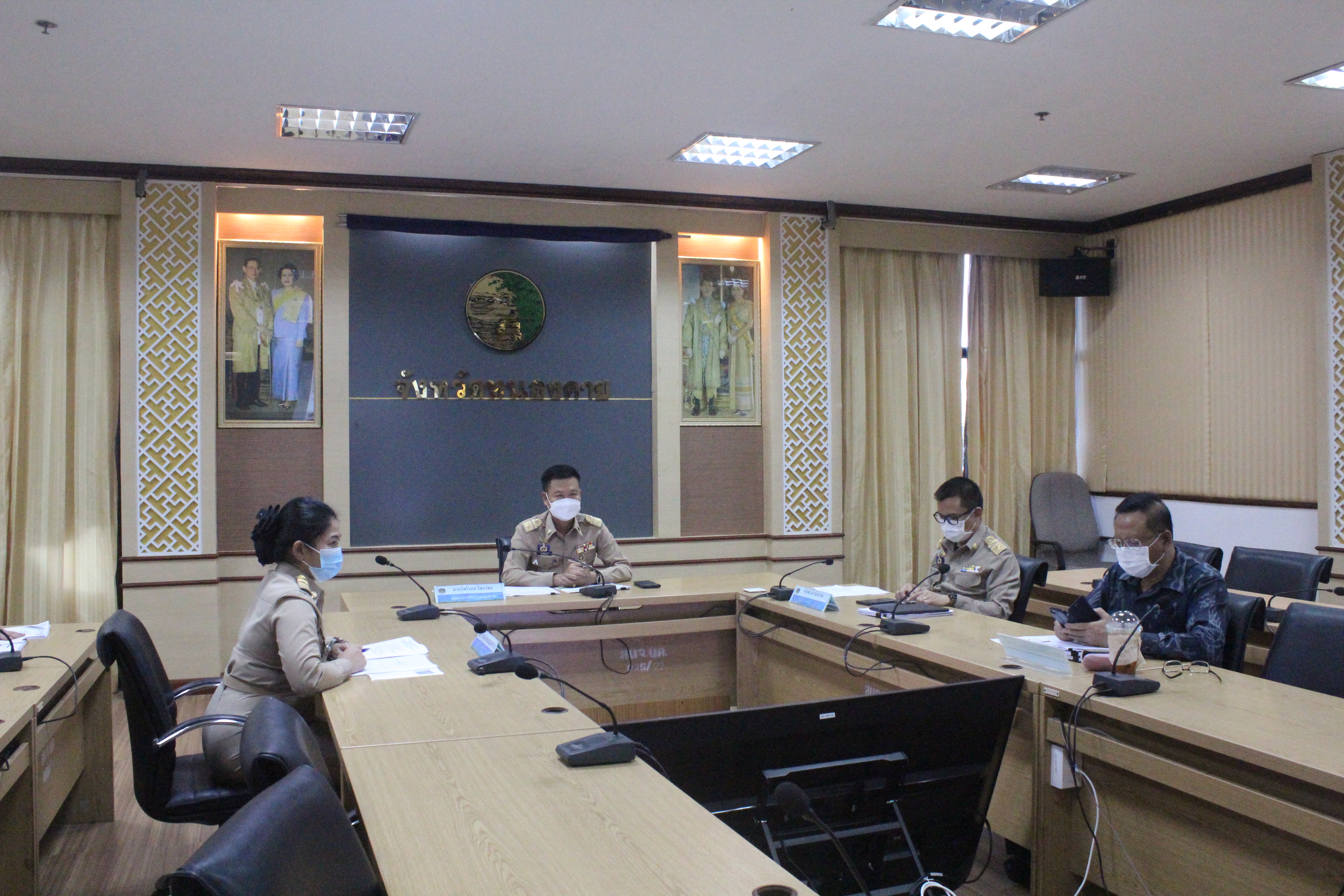 พช.หนองคาย ร่วมประชุมชี้แจงการขับเคลื่อนการดำเนินงานขจัดความยากจนและพัฒนาคนทุกช่วงวัยอย่างยั่งยืนตามหลักปรัชญาของเศรษฐกิจพอเพียง ผ่านระบบ Video Conference System – VCS