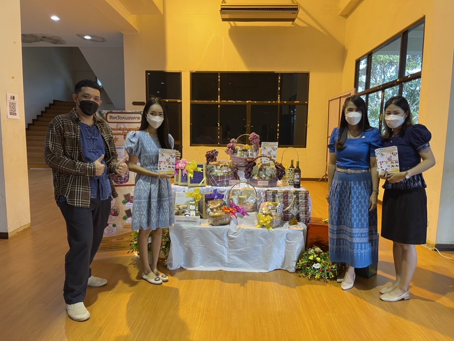 พช.หนองคาย ส่งเสริมการจำหน่ายสินค้า OTOP ของดีจังหวัดหนองคาย ผ่านกิจกรรมมอบกระเช้าของขวัญความสุขให้คนที่คุณรักในเทศกาลปีใหม่ 2565