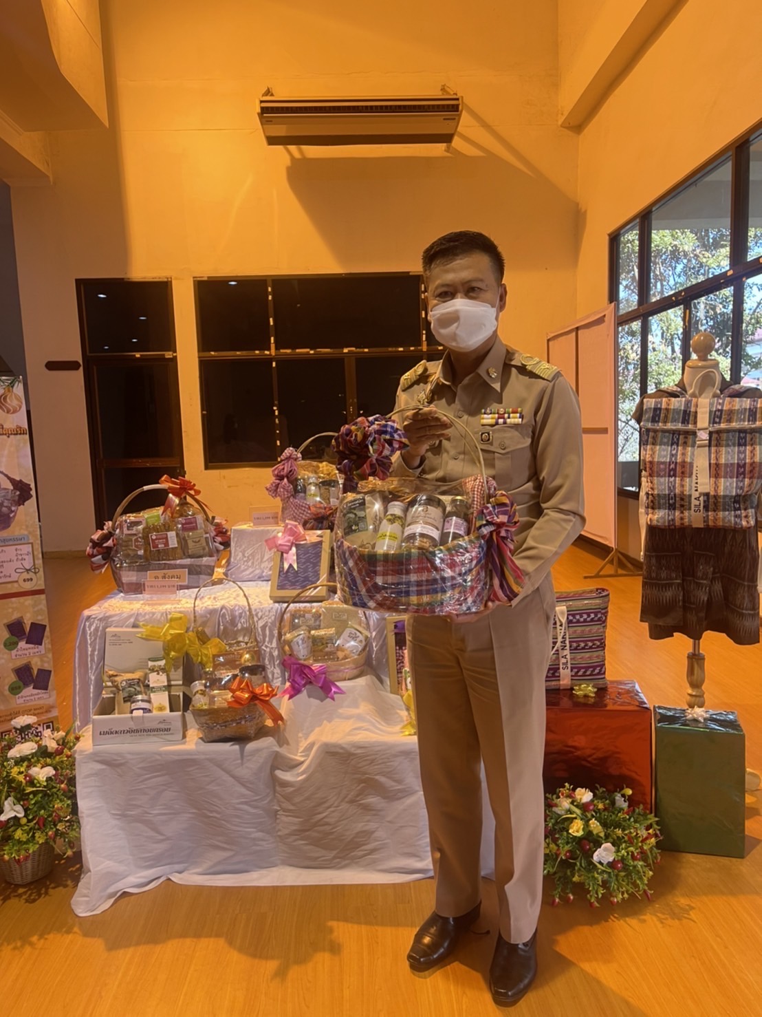 พช.หนองคาย ส่งเสริมการจำหน่ายสินค้า OTOP ของดีจังหวัดหนองคาย ผ่านกิจกรรมมอบกระเช้าของขวัญความสุขให้คนที่คุณรักในเทศกาลปีใหม่ 2565