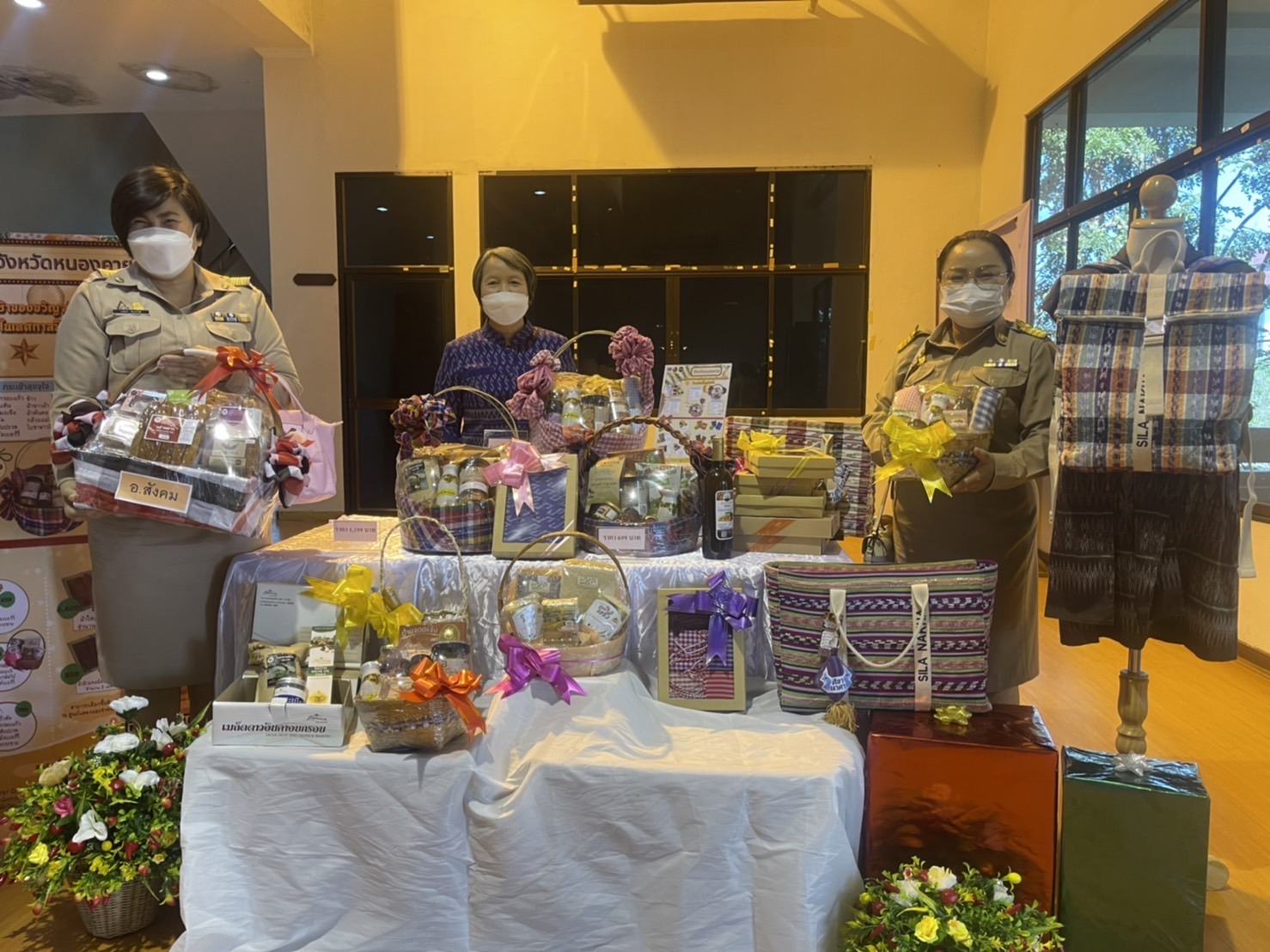 พช.หนองคาย ส่งเสริมการจำหน่ายสินค้า OTOP ของดีจังหวัดหนองคาย ผ่านกิจกรรมมอบกระเช้าของขวัญความสุขให้คนที่คุณรักในเทศกาลปีใหม่ 2565