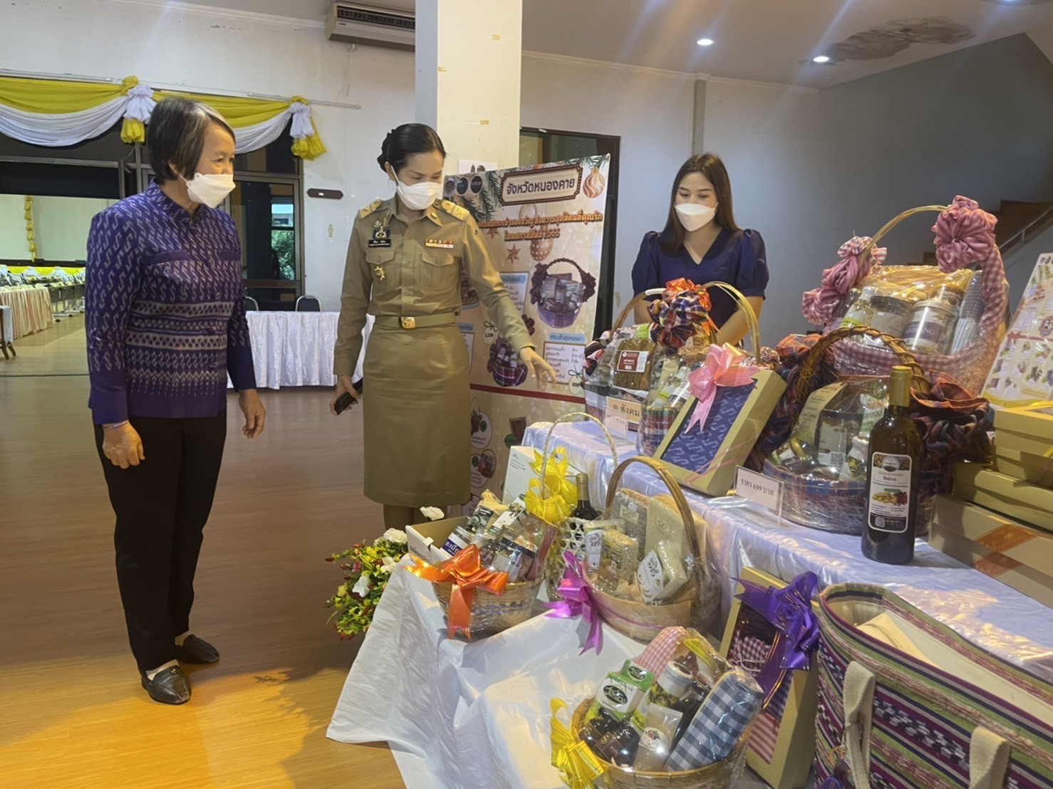 พช.หนองคาย ส่งเสริมการจำหน่ายสินค้า OTOP ของดีจังหวัดหนองคาย ผ่านกิจกรรมมอบกระเช้าของขวัญความสุขให้คนที่คุณรักในเทศกาลปีใหม่ 2565