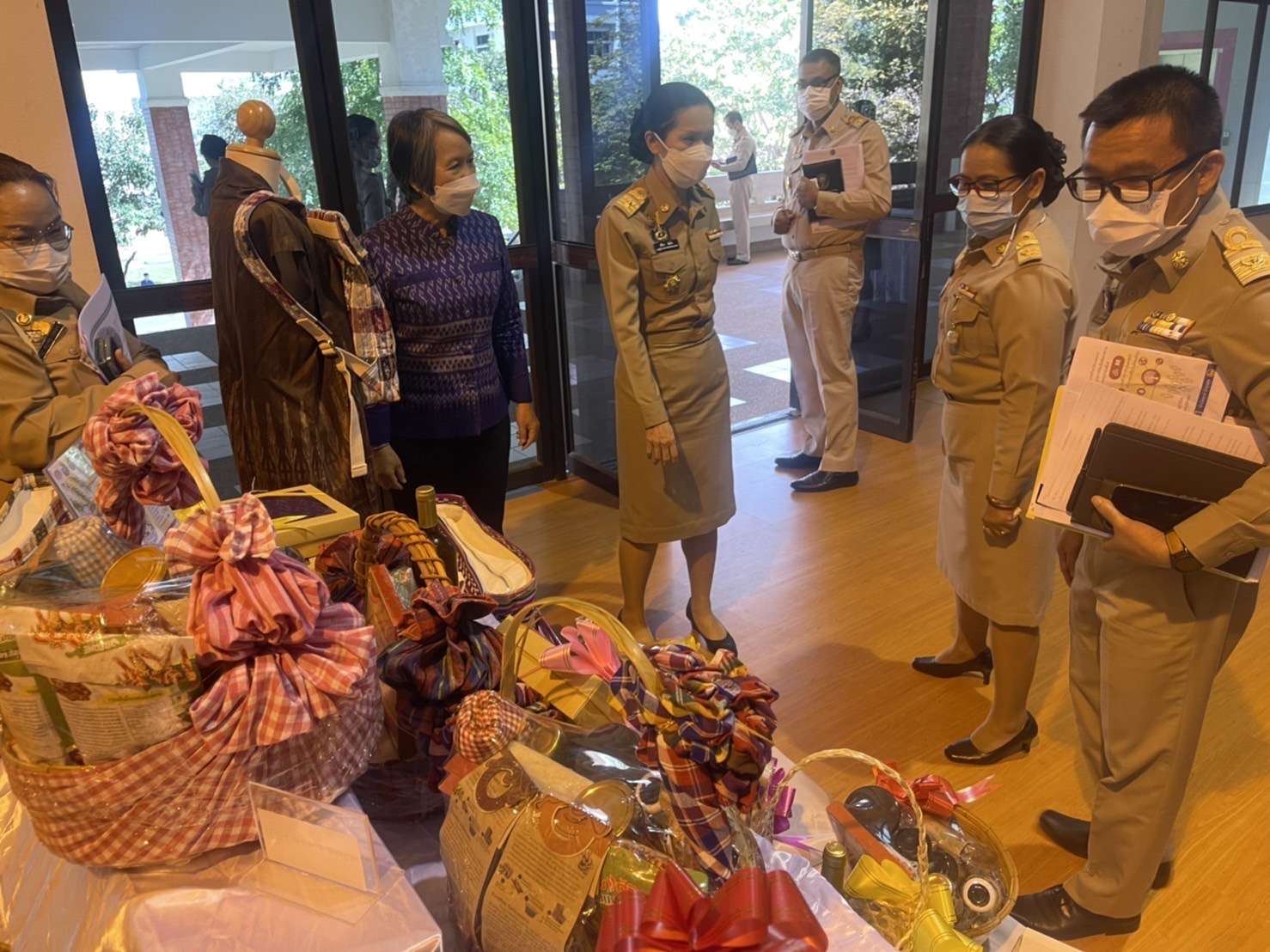 พช.หนองคาย ส่งเสริมการจำหน่ายสินค้า OTOP ของดีจังหวัดหนองคาย ผ่านกิจกรรมมอบกระเช้าของขวัญความสุขให้คนที่คุณรักในเทศกาลปีใหม่ 2565