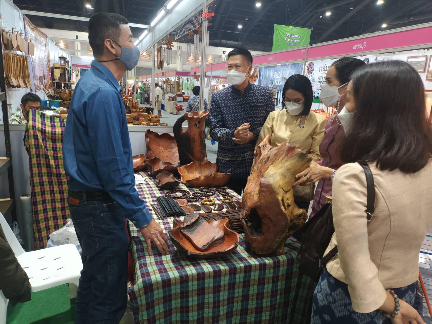 รองผู้ว่าราชการจังหวัดหนองคาย นำทีม พช.หนองคาย ผู้ประกอบการ OTOP เข้าร่วมพิธีเปิดงาน OTOP ไทยสู้ภัยโควิค – 19