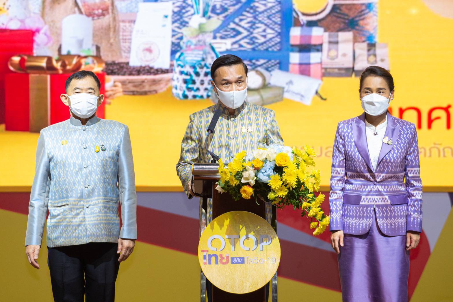 รองผู้ว่าราชการจังหวัดหนองคาย นำทีม พช.หนองคาย ผู้ประกอบการ OTOP เข้าร่วมพิธีเปิดงาน OTOP ไทยสู้ภัยโควิค – 19