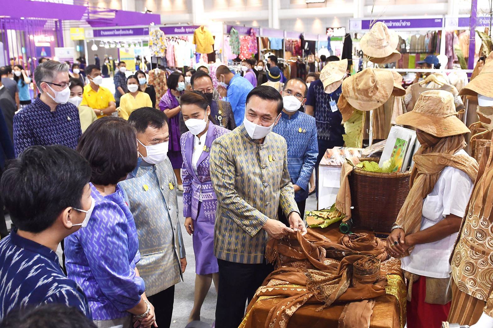 รองผู้ว่าราชการจังหวัดหนองคาย นำทีม พช.หนองคาย ผู้ประกอบการ OTOP เข้าร่วมพิธีเปิดงาน OTOP ไทยสู้ภัยโควิค – 19