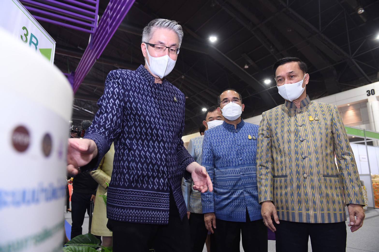 รองผู้ว่าราชการจังหวัดหนองคาย นำทีม พช.หนองคาย ผู้ประกอบการ OTOP เข้าร่วมพิธีเปิดงาน OTOP ไทยสู้ภัยโควิค – 19